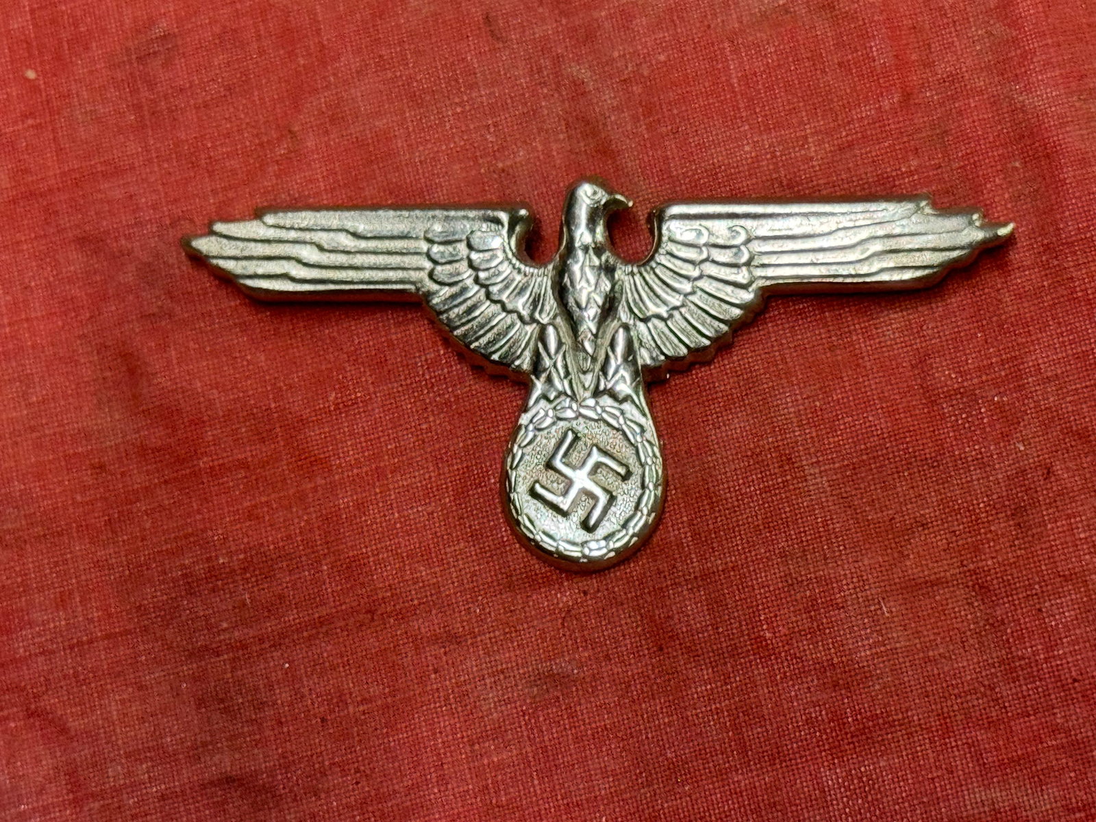 RARE WW2 GERMAN NSDAP POLITICAL VISOR CAP EAGLE: RARE WW2 GERMAN NSDAP POLITICAL VISOR CAP EAGLE. A SCARCE FIND. SHOWS GOOD WEAR AND USE WITH A BEAUTIFUL OVERALL PATINA. PLEASE VIEW ALL DETAILED PICTURES. A SCARCE EXAMPLE.