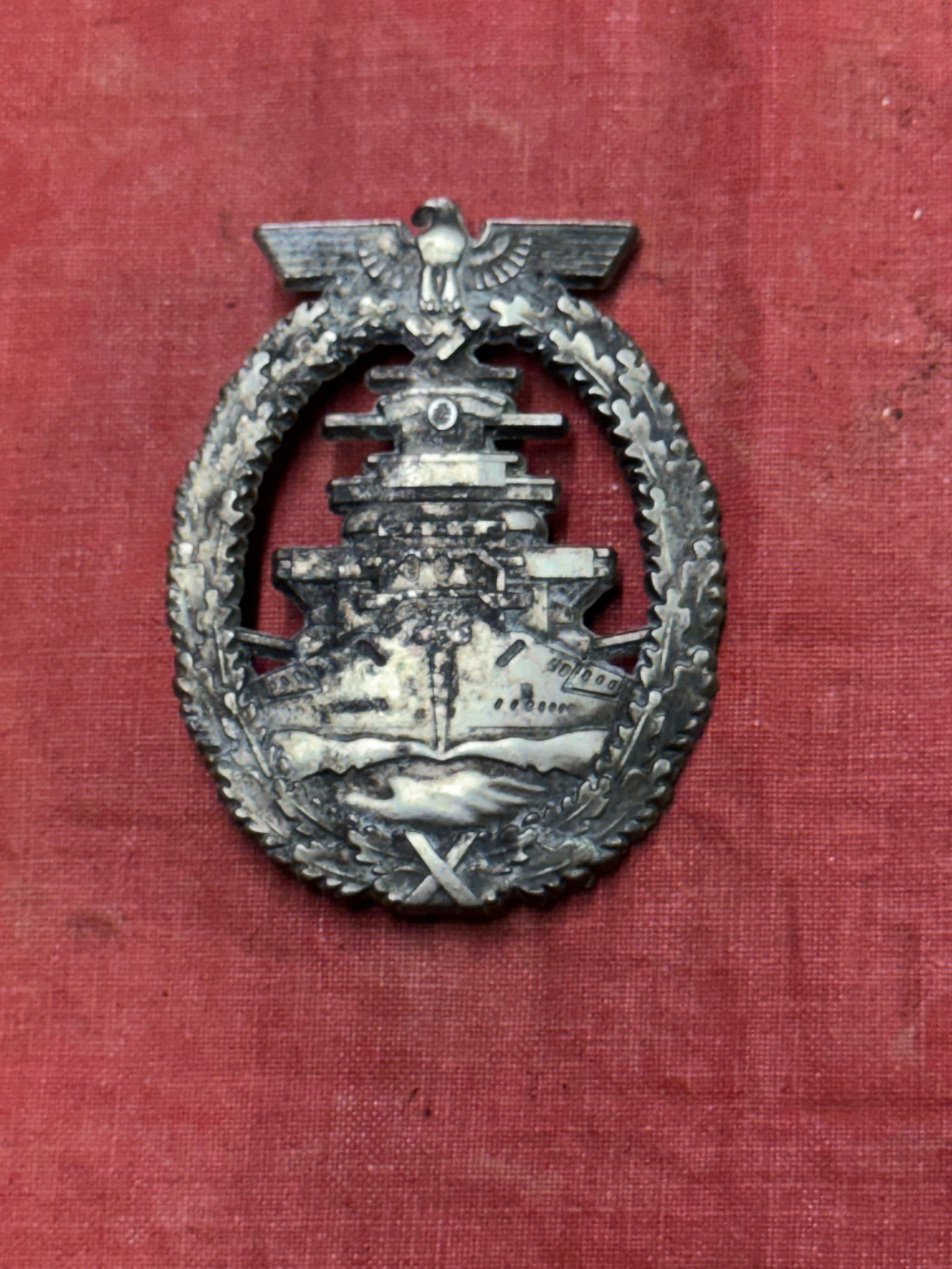 WW2 GERMAN KRIEGSMARINE HIGH SEAS FLEET BADGE BY SCHWERIN: WW2 GERMAN KRIEGSMARINE HIGH SEAS FLEET BADGE BY SCHWERIN. A RARE EXAMPLE. IT IS IN MINT OVERALL SHAPE AND CONDITION WITH A BEAUTIFUL OVERALL PATINA. PLEASE VIEW ALL DETAILED PICTURES. A SCARCE EXAMPL