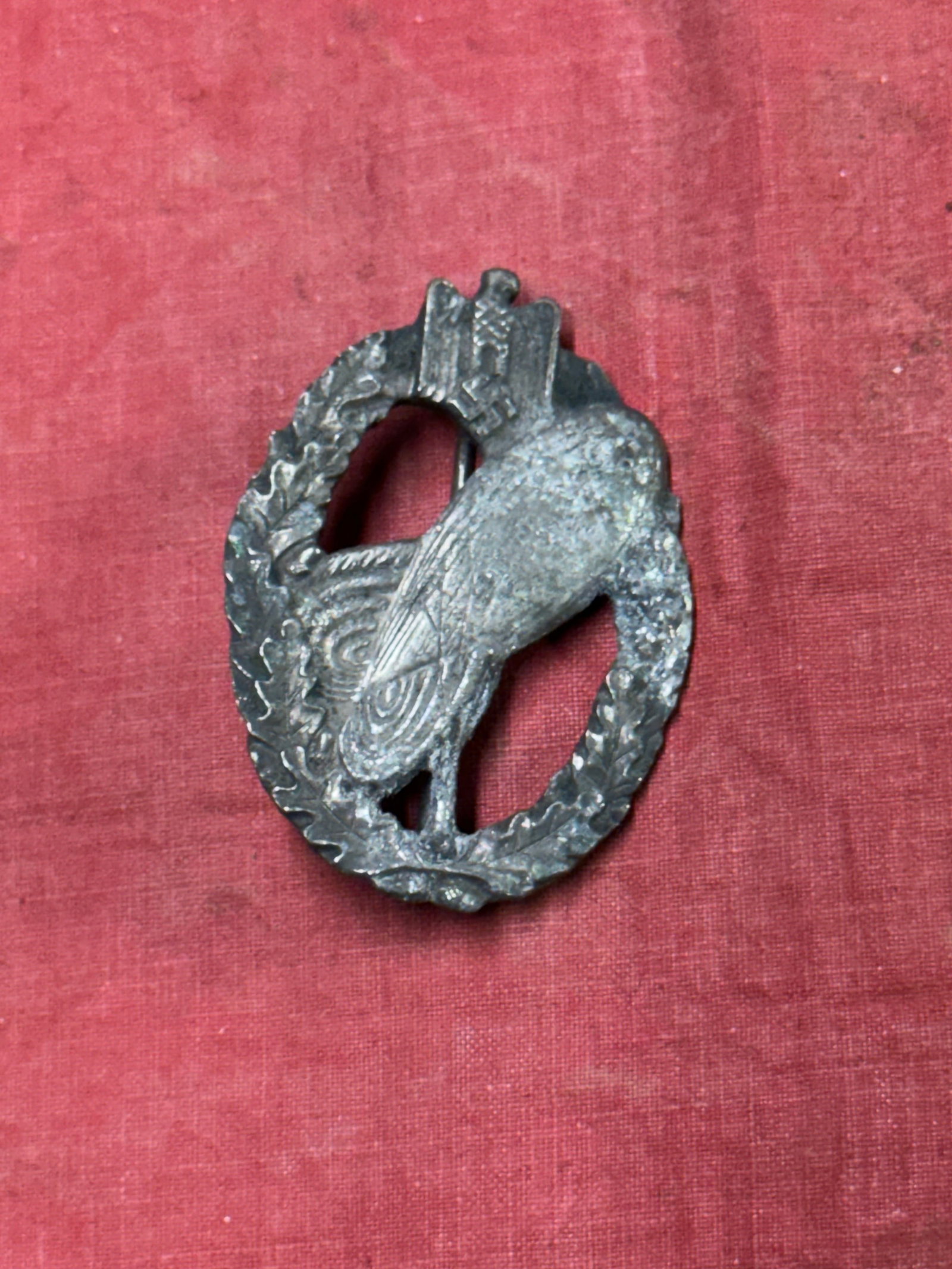 WW2 GERMAN SOUVAL BALLOON BADGE IN SILVER: WW2 GERMAN SOUVAL BALLOON BADGE IN SILVER. The badge is of early post war quality being manufactured out of zinc metal with a good silver plating applied. The badge has the classic Souval. Scarce to f