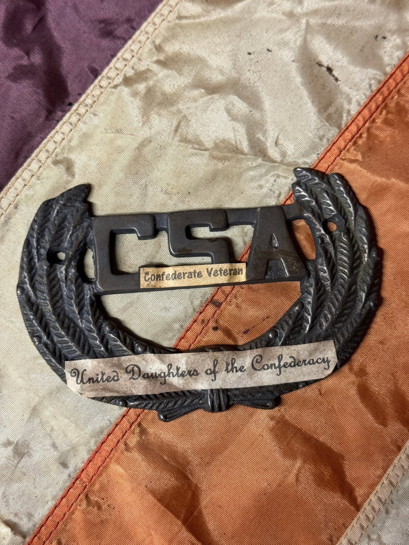 RARE CIVIL WAR CONFEDERATE CSA UDC DOOR PLAQUE BADGE: RARE CIVIL WAR CONFEDERATE CSA UDC DOOR PLAQUE BADGE. A VERY RARE FIND. SHOWS GOOD WEAR AND USE WITH A BEAUTIFUL OVERALL PATINA. HAS A GREAT LOOK TO IT WITH AN EXCELLENT OVERALL EYE APPEAL. PLEASE VIE