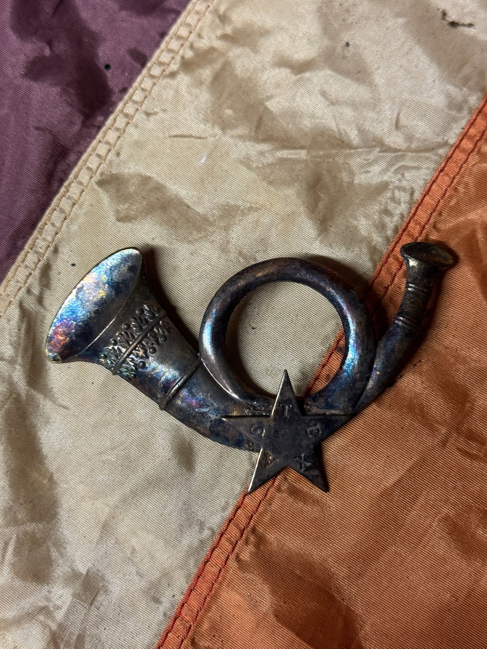 CIVIL WAR CONFEDERATE CSA TEXAS INFANTRY HORN BADGE INSIGNIA: CIVIL WAR CONFEDERATE CSA TEXAS INFANTRY HORN BADGE INSIGNIA. A VERY RARE FIND. SHOWS GOOD WEAR AND USE WITH A BEAUTIFUL OVERALL PATINA. HAS A GREAT LOOK TO IT WITH AN EXCELLENT OVERALL EYE APPEAL. PL