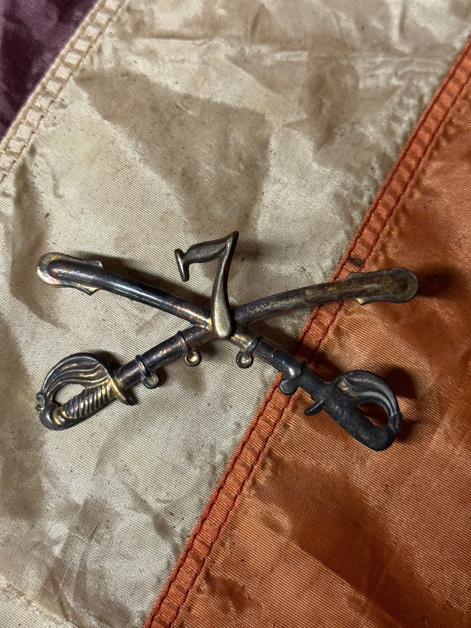 INDIAN WARS CUSTER'S 7TH CAVALRY CROSSED SABERS HEADGEAR BADGE INSIGNIA: INDIAN WARS CUSTER'S 7TH CAVALRY CROSSED SABERS HEADGEAR BADGE INSIGNIA. A VERY RARE FIND. SHOWS GOOD WEAR AND USE WITH A BEAUTIFUL OVERALL PATINA. HAS A GREAT LOOK TO IT WITH AN EXCELLENT OVERALL EYE