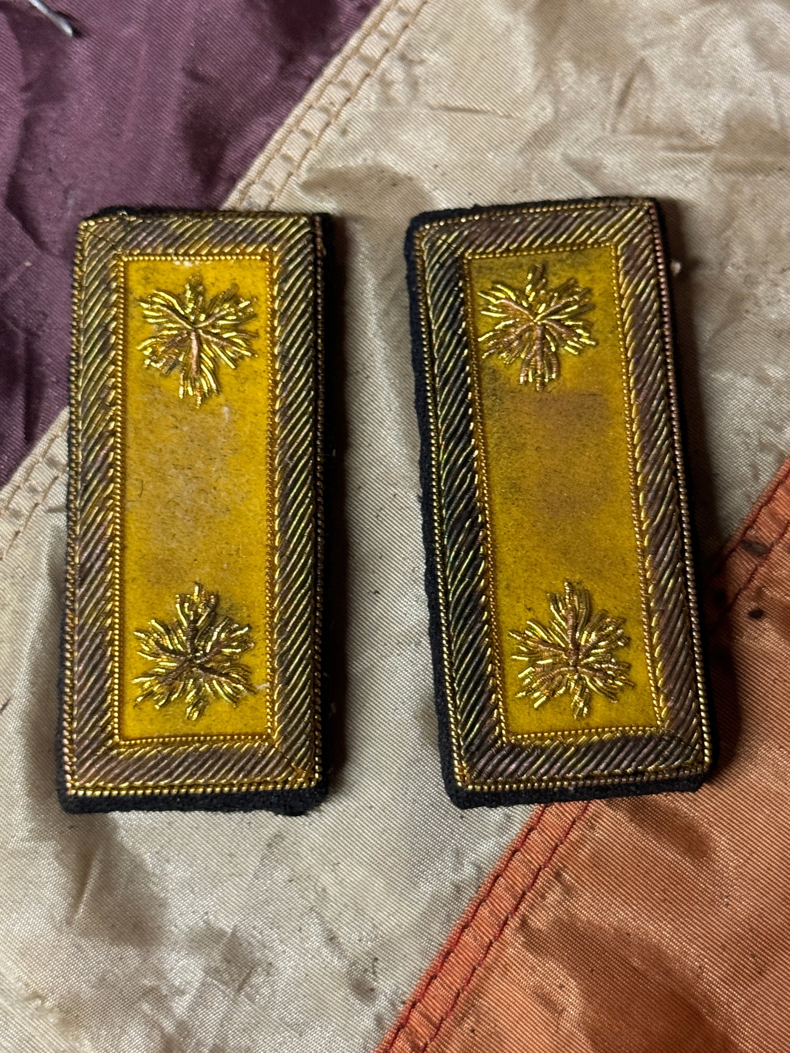 MINITARUE PAIR OF CIVIL WAR CAVALRY MAJOR OFFICER COLLAR TABS/SHOULDER BOARDS: MINITARUE PAIR OF CIVIL WAR CAVALRY MAJOR OFFICER COLLAR TABS/SHOULDER BOARDS. A VERY RARE FIND. SHOWS GOOD WEAR AND USE WITH A BEAUTIFUL OVERALL PATINA. HAS A GREAT LOOK TO IT WITH AN EXCELLENT OVERA