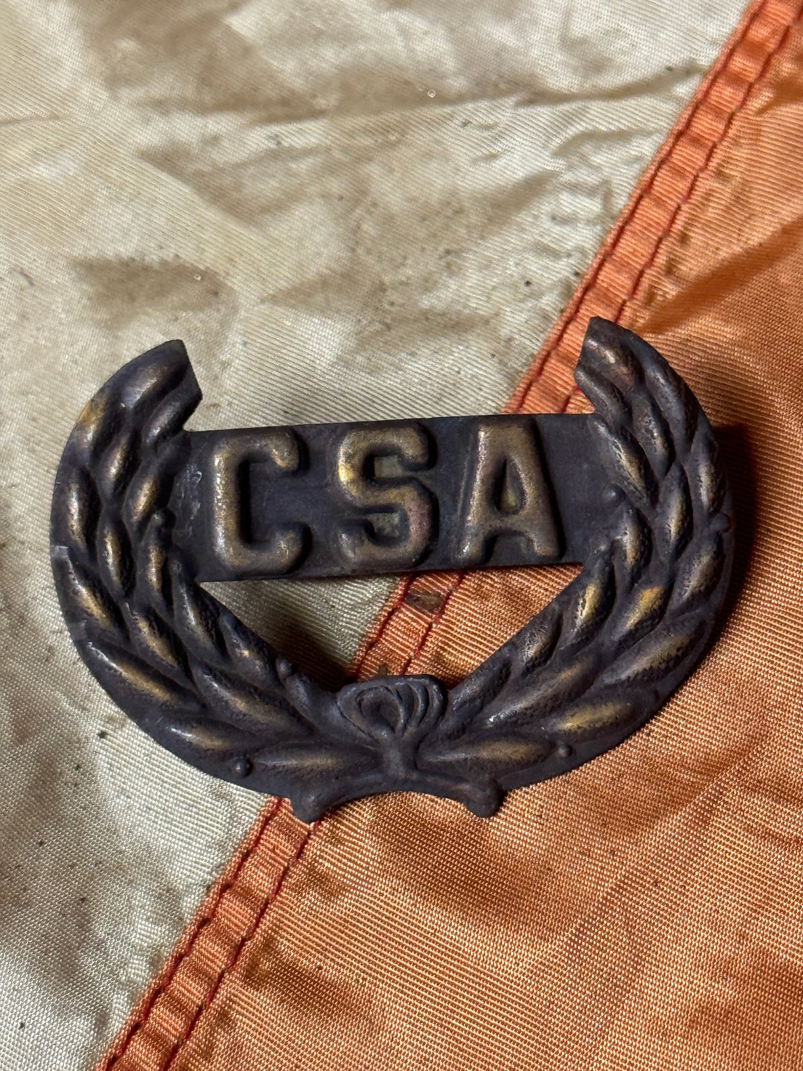 CIVIL WAR CONFEDRATE CSA WITH WREATH SOUTHERN REBEL HEADGEAR BADGE INSIGNIA: CIVIL WAR CONFEDRATE CSA WITH WREATH SOUTHERN REBEL HEADGEAR BADGE INSIGNIA. A VERY RARE FIND. SHOWS GOOD WEAR AND USE WITH A BEAUTIFUL OVERALL PATINA. HAS A GREAT LOOK TO IT WITH AN EXCELLENT OVERALL