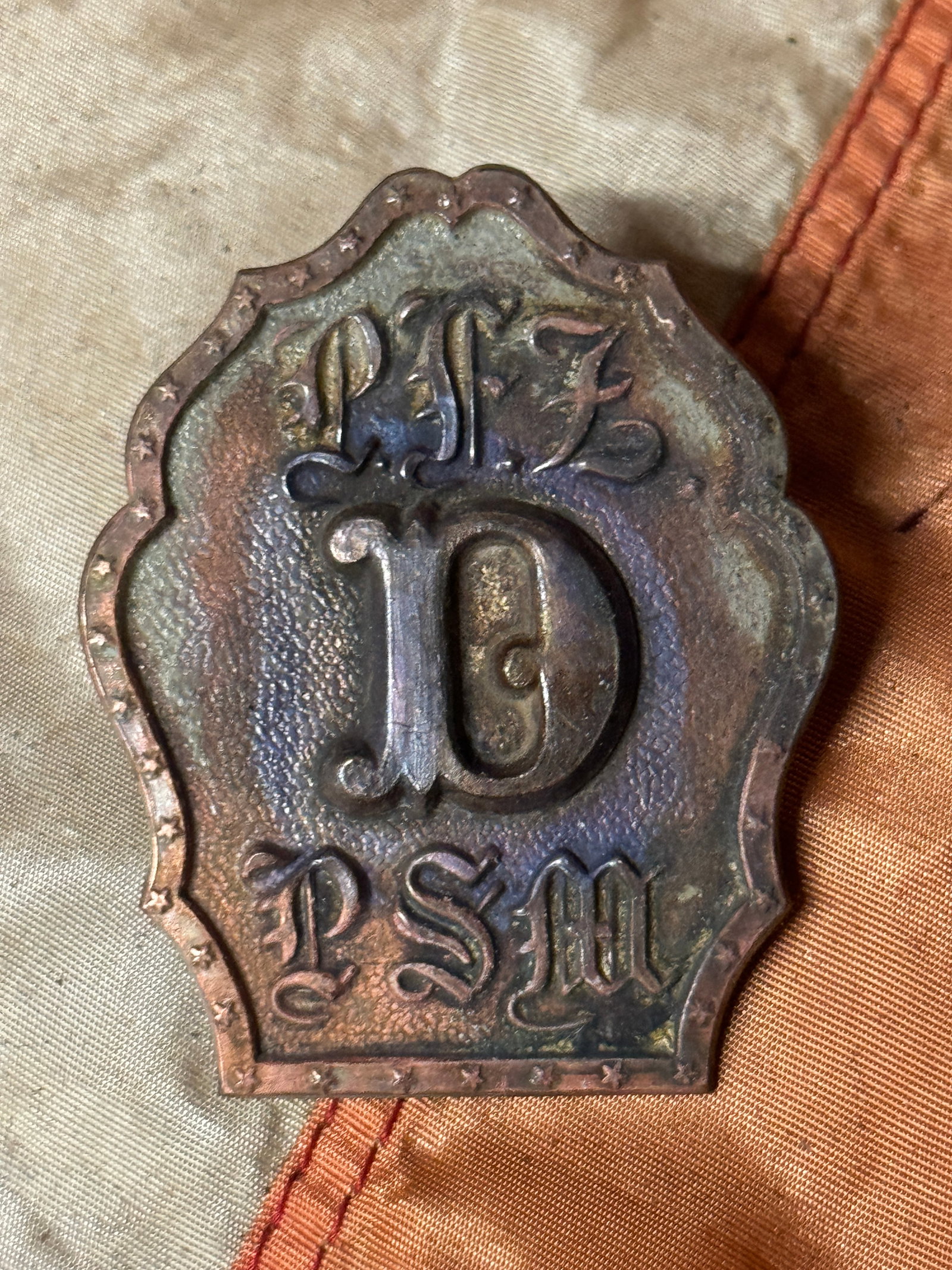 CIVIL WAR PENNSYLVANIA FIRE ZOUAVES CO. D HEADGEAR BADGE INSIGNIA: CIVIL WAR PENNSYLVANIA FIRE ZOUAVES CO. D HEADGEAR BADGE INSIGNIA. A RARE FIND. SHOWS GOOD WEAR AND USE WITH A BEAUTIFUL OVERALL PATINA. PLEASE VIEW ALL DETAILED PICTURES. A SCARCE EXAMPLE.
