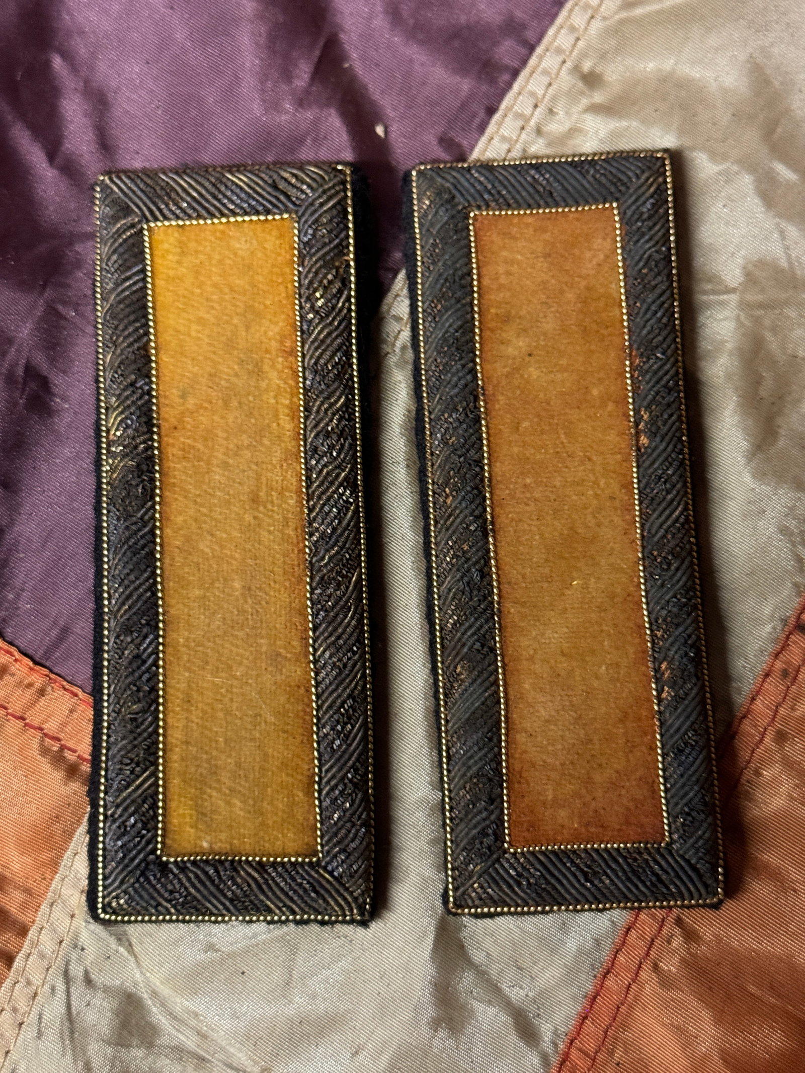 PAIR OF CIVIL WAR CAVALRY LIEUTENANT OFFICER SHOULDER BOARDS STRAPS: PAIR OF CIVIL WAR CAVALRY LIEUTENANT OFFICER SHOULDER BOARDS STRAPS. A VERY RARE FIND. SHOWS GOOD WEAR AND USE WITH A BEAUTIFUL OVERALL PATINA. HAS A GREAT LOOK TO IT WITH AN EXCELLENT OVERALL EYE APP