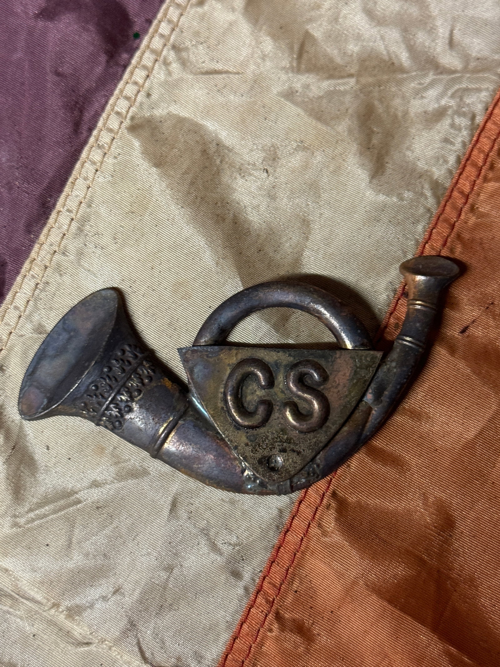 RARE CIVIL WAR CONFEDERATE SOUTHERN REBEL C.S. INFANTRY HORN BADGE INSIGNIA: RARE CIVIL WAR CONFEDERATE SOUTHERN REBEL C.S. INFANTRY HORN BADGE INSIGNIA. A RARE EXAMPLE. SHOWS GOOD WEAR AND USE WITH A BEAUTIFUL OVERALL PATINA. PLEASE VIEW ALL DETAILED PICTURES. A VERY RARE EXA