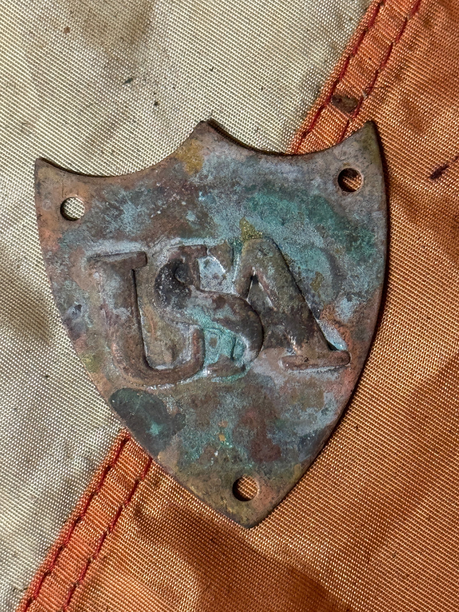 RARE CIVIL WAR UNION YANKEE CAVALRY HORSEMAN USA SADDLE SHIELD PLATE: RARE CIVIL WAR UNION YANKEE CAVALRY HORSEMAN USA SADDLE SHIELD PLATE. A VERY RARE FIND. SHOWS GOOD WEAR AND USE WITH A BEAUTIFUL OVERALL PATINA. HAS A GREAT LOOK TO IT WITH AN EXCELLENT OVERALL EYE AP