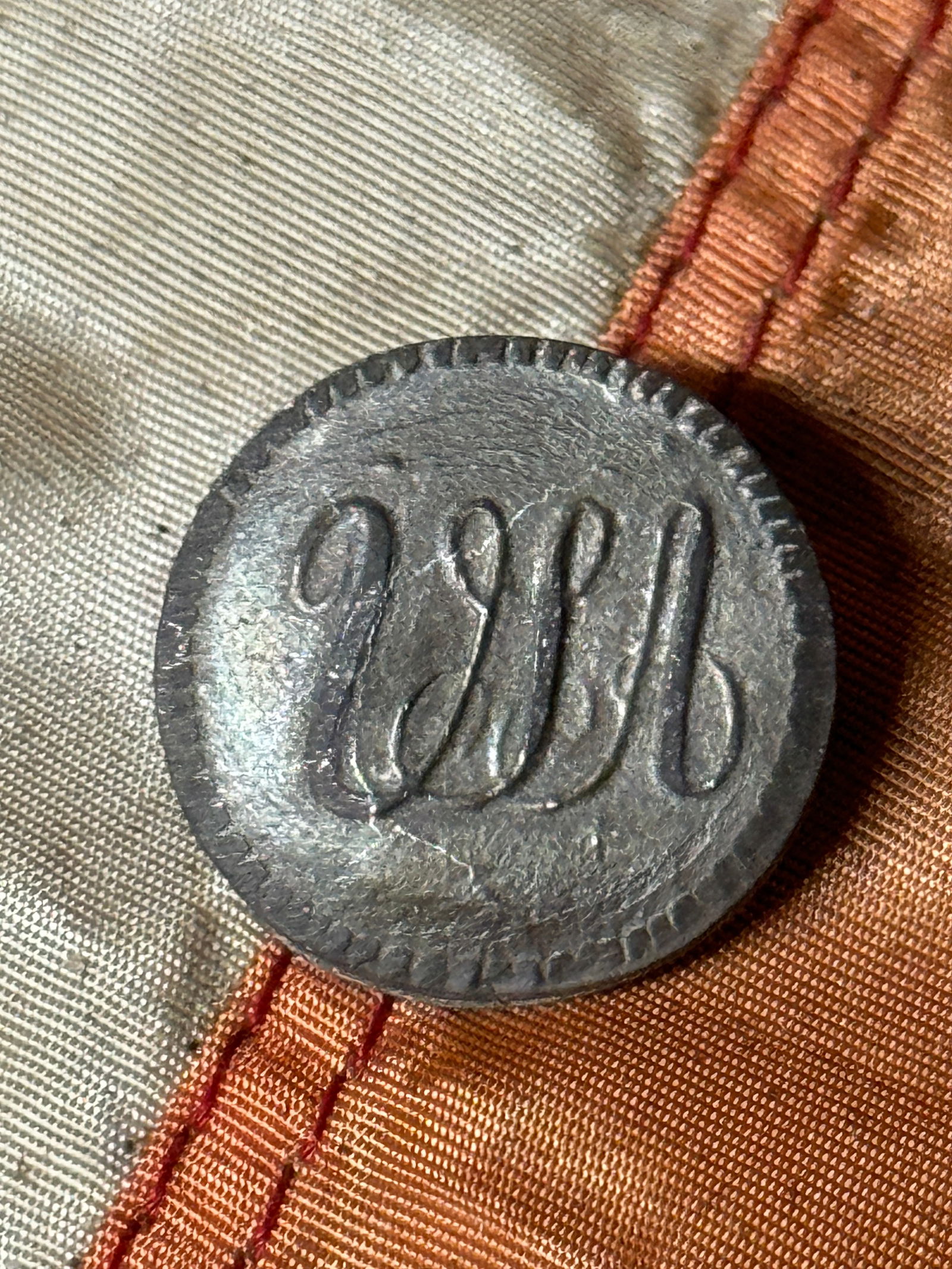 REVOLUTIONARY WAR USA SCRIPT PEWTER BUTTON: REVOLUTIONARY WAR USA SCRIPT PEWTER BUTTON. AN ULTRA RARE FIND. SHOWS GOOD WEAR AND USE WITH A BEAUTIFUL OVERALL PATINA. PLEASE VIEW ALL DETAILED PICTURES. A SCARCE EXAMPLE.