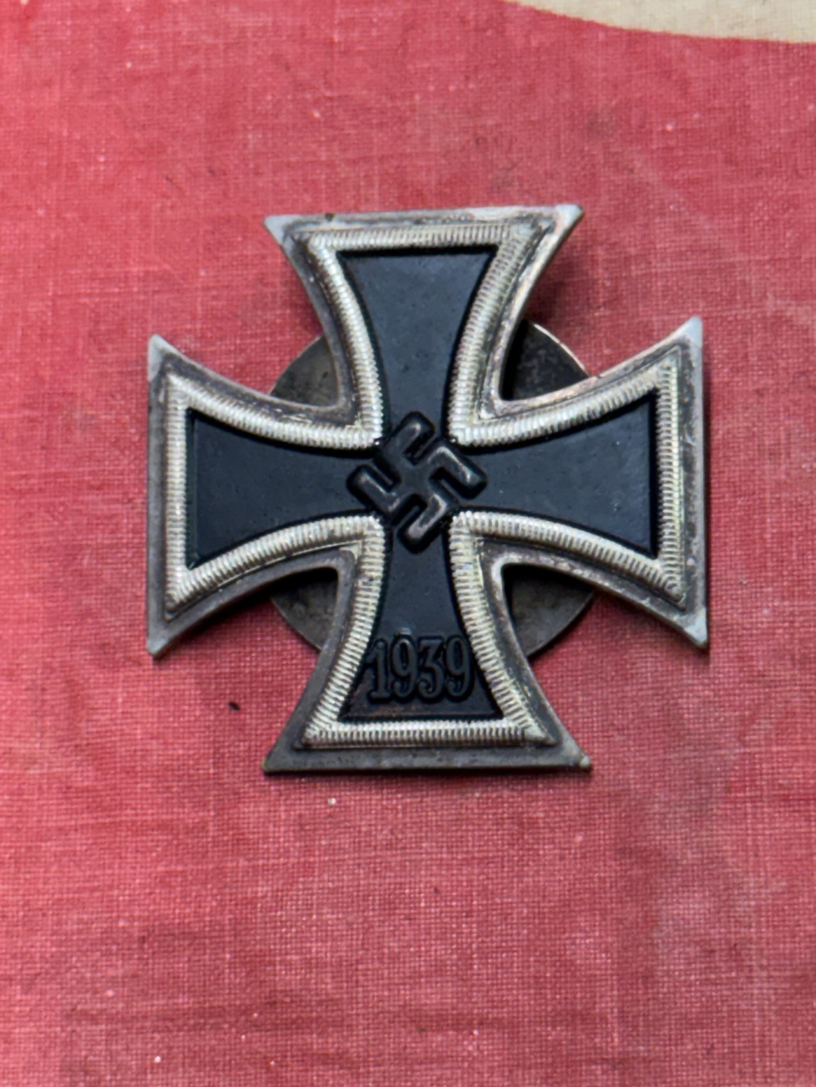 RARE WW2 GERMAN 1939 IRON CROSS WITH SCREW BACK: RARE WW2 GERMAN 1939 IRON CROSS WITH SCREW BACK. A RARE FIND. SHOWS GOOD WEAR AND USE WITH A BEAUTIFUL OVERALL PATINA. PLEASE VIEW ALL DETAILED PICTURES. A VERY RARE EXAMPLE.