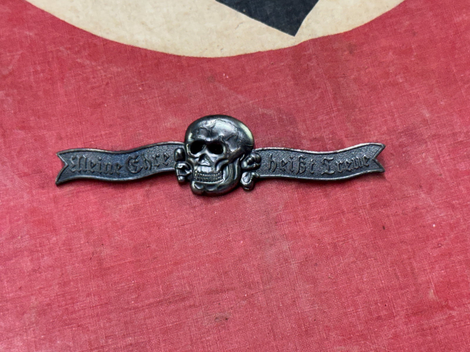 RARE WW2 GERMAN SS DINING JACKET SKULL BAR BADGE BY RZM M1/34: RARE WW2 GERMAN SS DINING JACKET SKULL BAR BADGE BY RZM. A RARE FIND. SHOWS GOOD WEAR AND USE WITH A BEAUTIFUL OVERALL PATINA. PLEASE VIEW ALL DETAILED PICTURES. A SCARCE FIND.