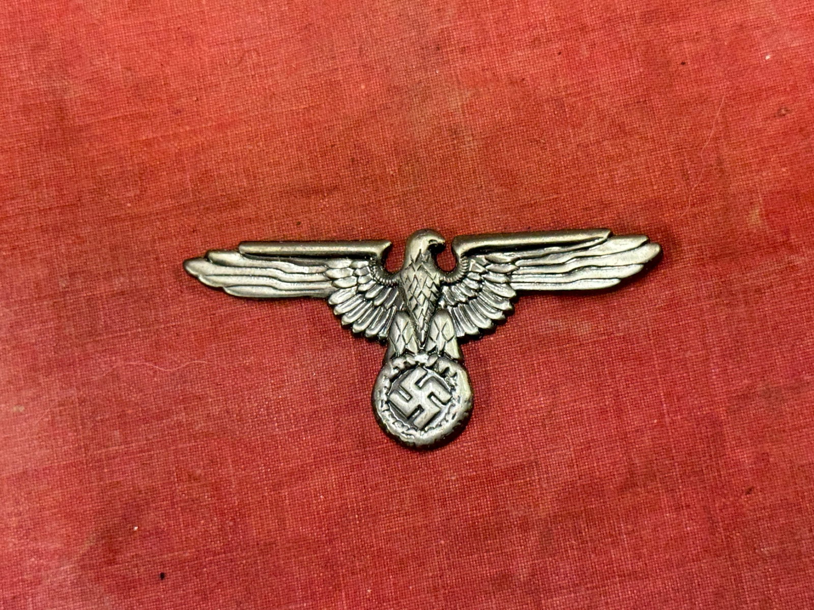 RARE WW2 GERMAN WAFFEN-SS VISOR CAP EAGLE BADGE: RARE WW2 GERMAN WAFFEN-SS VISOR CAP EAGLE BADGE. A SCARCE EXAMPLE. SHOWS GOOD WEAR AND USE WITH A BEAUTIFUL OVERALL PATINA. PLEASE VIEW ALL DETAILED PICTURES. A SCARCE EXAMPLE.
