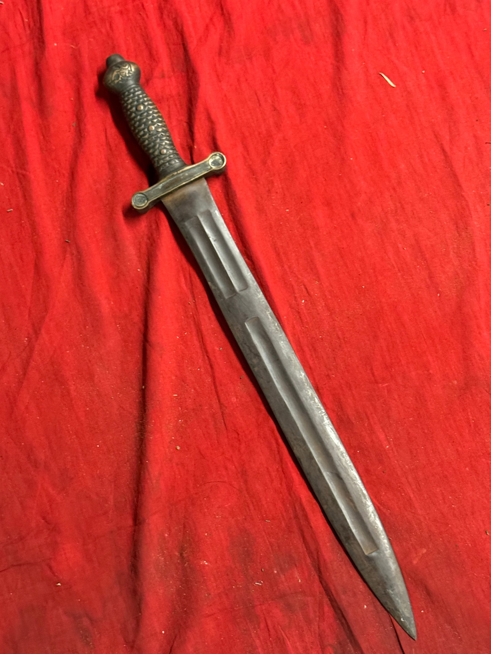 RARE CIVIL WAR CONFEDERATE CSA SOUTHERN REBEL ARTILLERY SHORT SWORD: RARE CIVIL WAR CONFEDERATE CSA SOUTHERN REBEL ARTILLERY SHORT SWORD. A VERY RARE FIND. SHOWS GOOD WEAR AND USE WITH A BEAUTIFUL OVERALL PATINA. HAS A GREAT LOOK TO IT WITH AN EXCELLENT OVERALL EYE APP