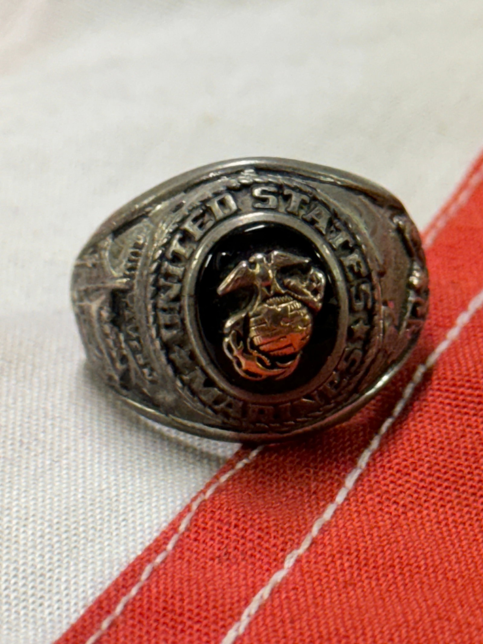 RARE WW2 USMC MARINE CORPS STERLING SILVER RING: RARE WW2 USMC MARINE CORPS STERLING SILVER RING. A VERY RARE FIND. SHOWS GOOD WEAR AND USE WITH A BEAUTIFUL OVERALL PATINA. HAS A GREAT LOOK TO IT WITH AN EXCELLENT OVERALL EYE APPEAL. PLEASE VIEW ALL
