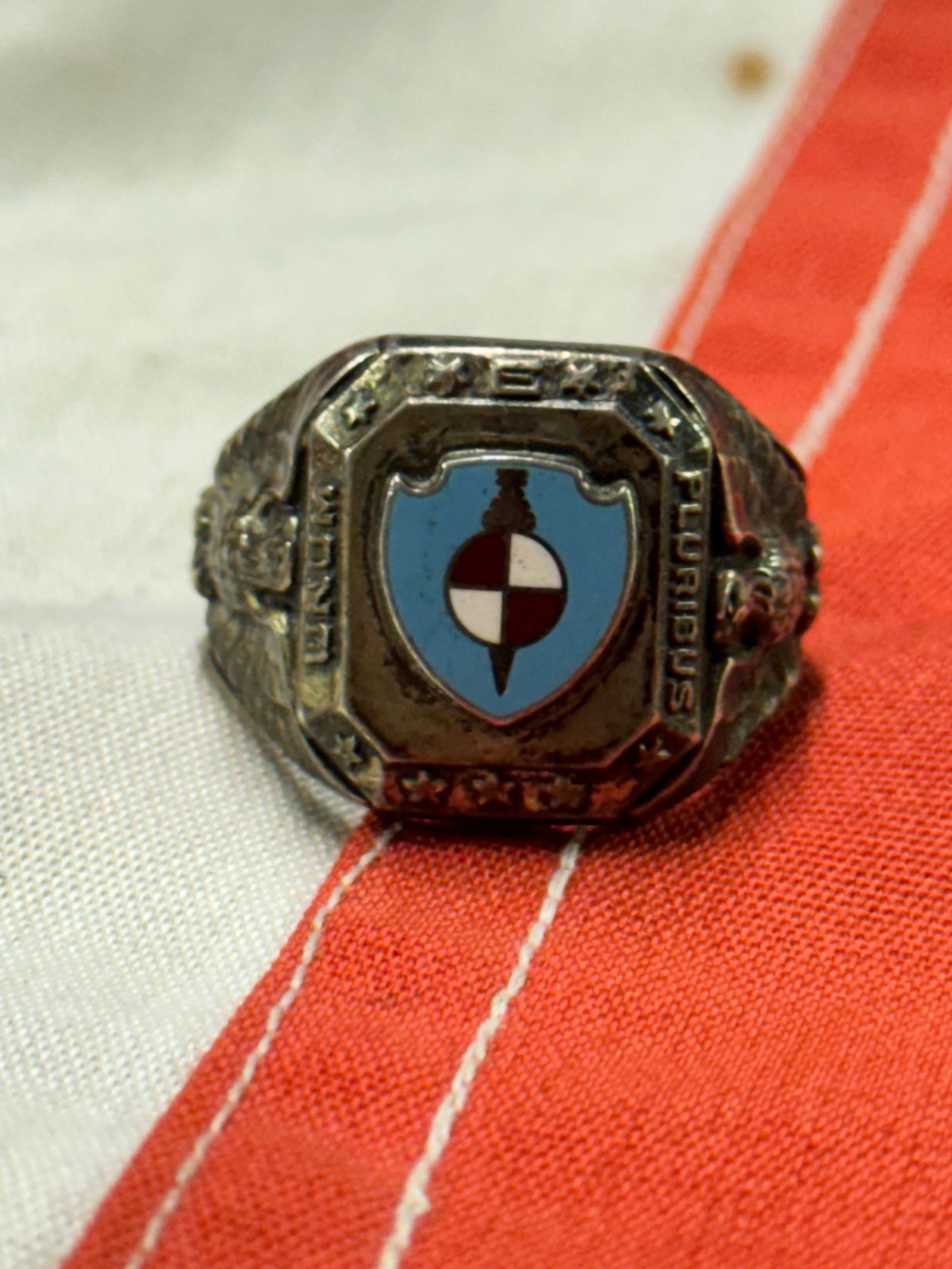 RARE WW2 U.S. MILITARY STERLING SILVER RING: RARE WW2 U.S. MILITARY STERLING SILVER RING. A VERY RARE FIND. SHOWS GOOD WEAR AND USE WITH A BEAUTIFUL OVERALL PATINA. HAS A GREAT LOOK TO IT WITH AN EXCELLENT OVERALL EYE APPEAL. PLEASE VIEW ALL DET