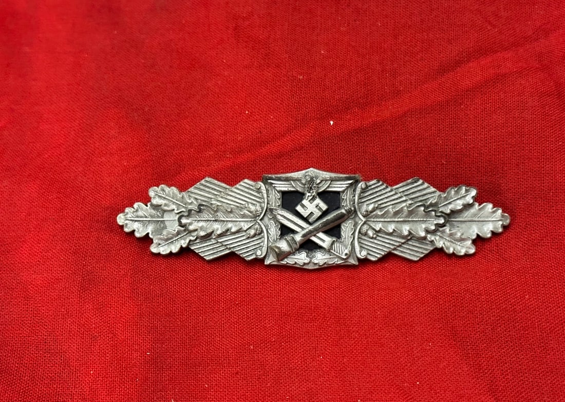 WW2 GERMAN CLOSE COMBAT CLASP IN SILVER BY FLL: WW2 GERMAN CLOSE COMBAT CLASP IN SILVER BY FLL - MAKER MARKED ON THE REVERSE. SHOWS GOOD WEAR AND USE WITH A BEAUTIFUL OVERALL PATINA. PLEASE VIEW ALL DETAILED PICTURES. A WELL MADE ANTIQUE GERMAN ART
