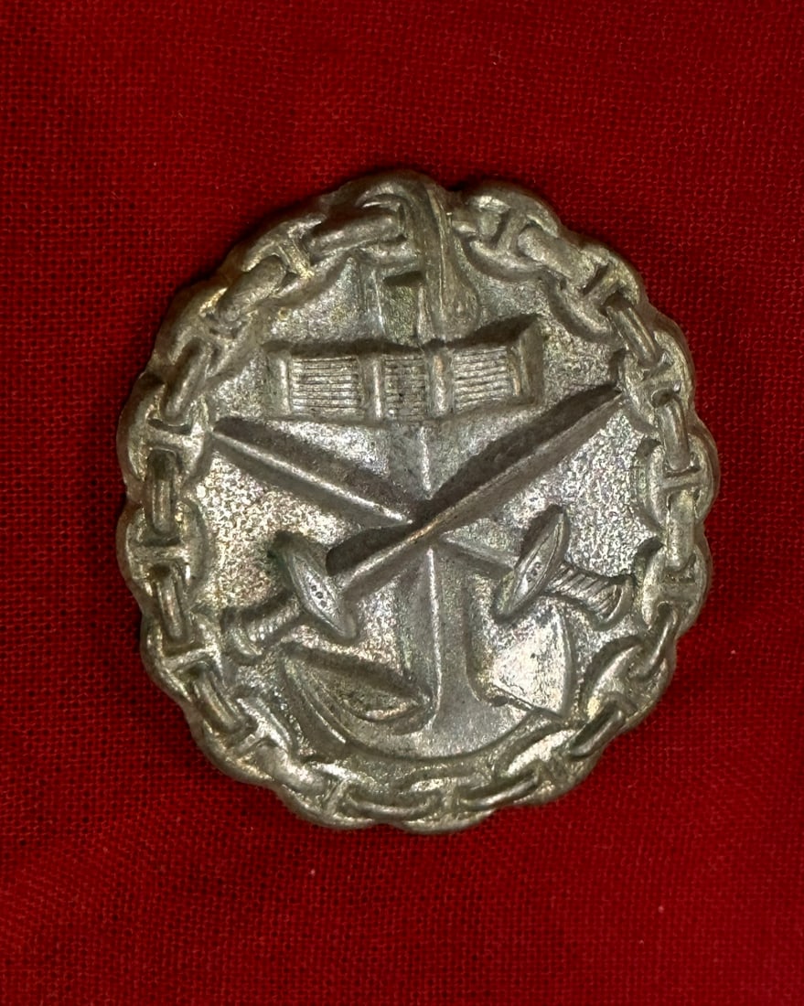 WW1 GERMAN NAVY WOUND BADGE IN SILVER - KREIGSMARINE: WW1 GERMAN NAVY WOUND BADGE IN SILVER - KREIGSMARINE. A SCARCE EXAMPLE. SHOWS GOOD WEAR AND USE WITH A BEAUTIFUL OVERALL PATINA. PLEASE VIEW ALL DETAILED PICTURES. A SCARCE EXAMPLE.