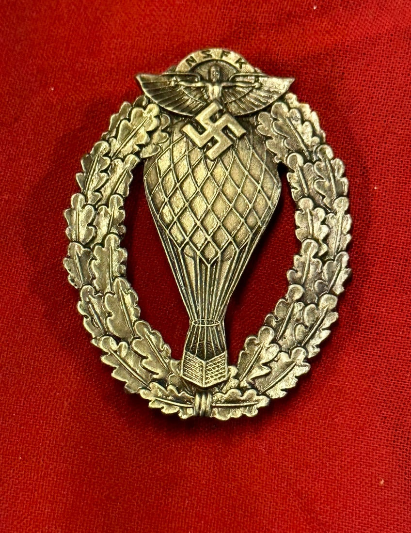 WW2 GERMAN BADGE OF THE FLIGHT THE PILOT BALLOON BODY: WW2 GERMAN BADGE OF THE FLIGHT THE PILOT BALLOON BODY. A RARE FIND. SHOWS GOOD WEAR AND USE WITH A BEAUTIFUL OVERALL PATINA. PLEASE VIEW ALL DETAILED PICTURES. A VERY SCARCE EXAMPLE.