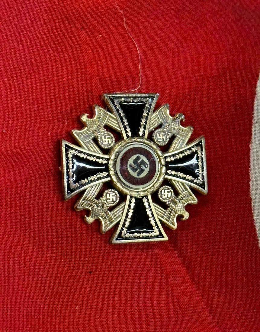 WW2 German Cross Award N.S.D.A.P 3rd Class: WW2 German Cross Award N.S.D.A.P 3rd Class. Shows good wear and use with a beautiful overall patina. Marked Munchen 9 on the reverse for the makers mark. Please view all detailed pictures. A very scar