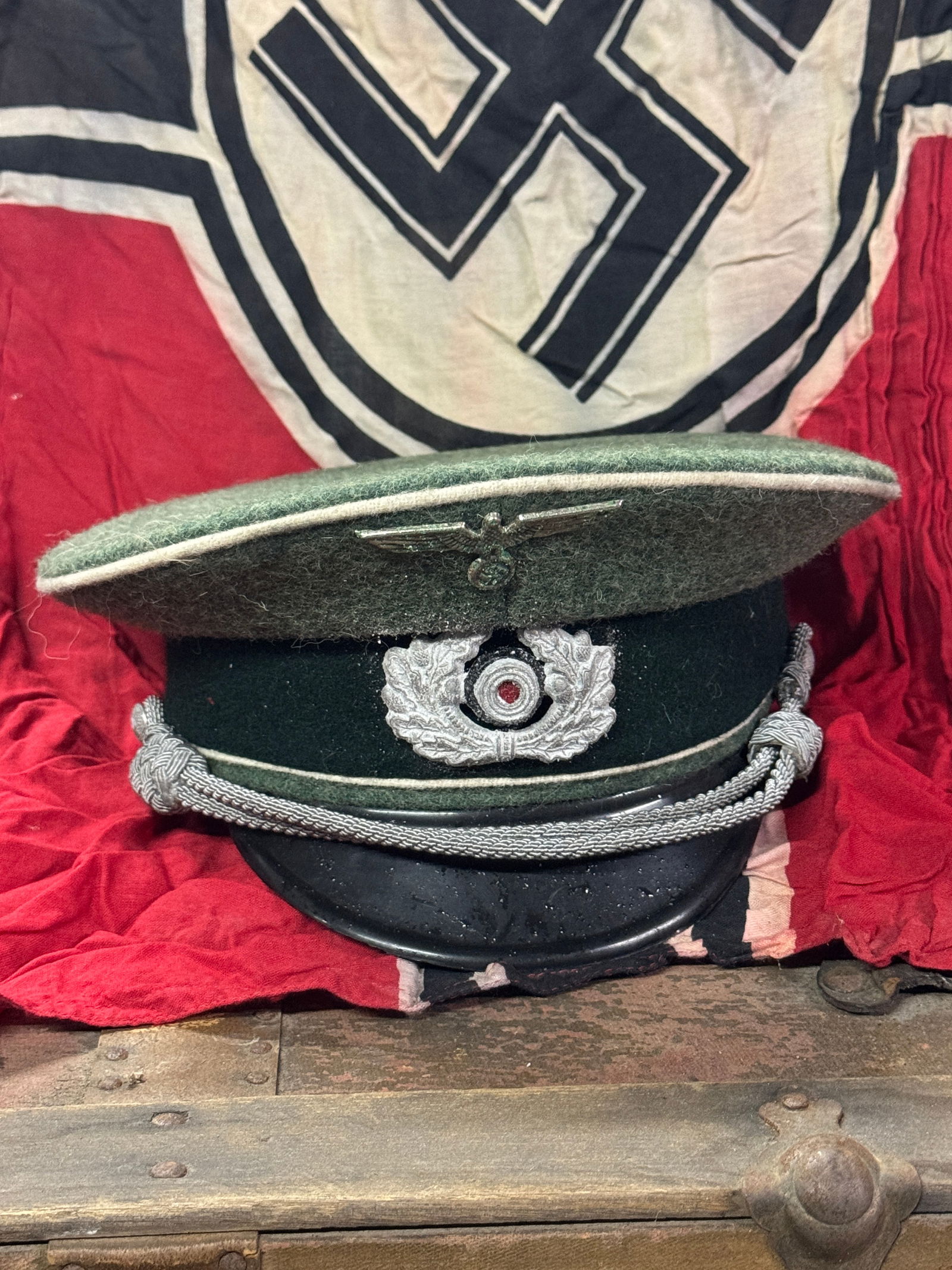 RARE WW2 GERMAN ARMY OFFICER VISOR CAP IN FIELD GREY: RARE WW2 GERMAN ARMY OFFICER VISOR CAP IN FIELD GREY. A VERY RARE FIND. IT IS IN MINT OVERALL SHAPE AND CONDITION WITH A BEAUTIFUL OVERALL PATINA. SHOWS GOOD WEAR AND USE. COMES COMPLETE WITH NO MISSI