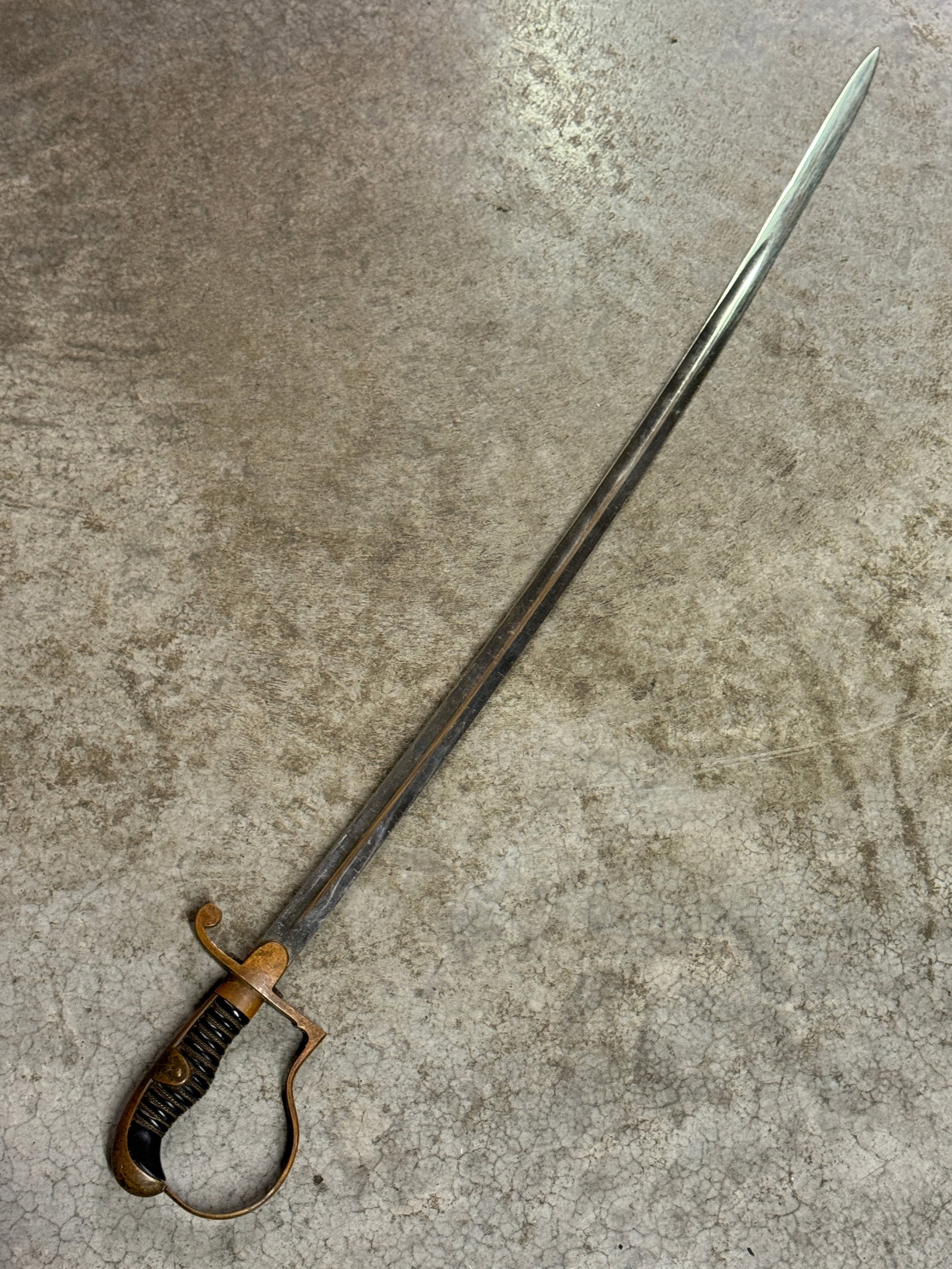 WW2 GERMAN EICKHORN PATTERN ARMY OFFICER DOVE HEAD SWORD: WW2 GERMAN EICKHORN PATTERN ARMY OFFICER DOVE HEAD SWORD. A RARE EXAMPLE. IT IS IN MINT OVERALL SAHPE AND CONDITION WITH A BEAUTIFUL OVERALL PATINA. HAS A GREAT LOOK TO IT WITH AN EXCELLENT OVERALL EY