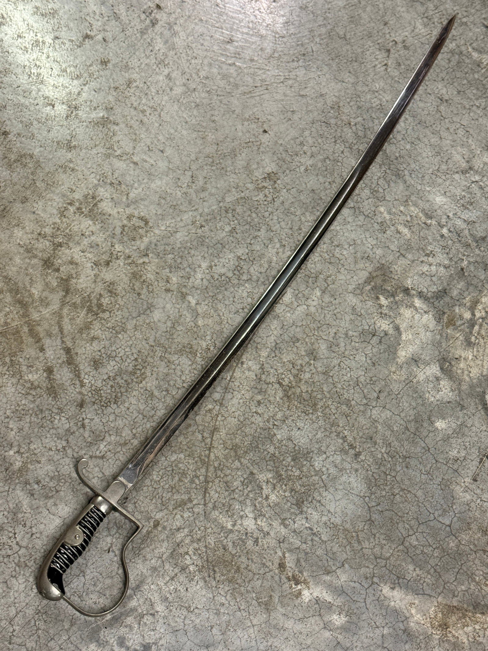 WW2 GERMAN ARMY OFFICER SWORD WITH MAKER MARKS: WW2 GERMAN ARMY OFFICER SWORD WITH MAKER MARKS - VIEW PICTURES. A RARE EXAMPLE. IT IS IN MINT OVERALL SAHPE AND CONDITION WITH A BEAUTIFUL OVERALL PATINA. HAS A GREAT LOOK TO IT WITH AN EXCELLENT OVER