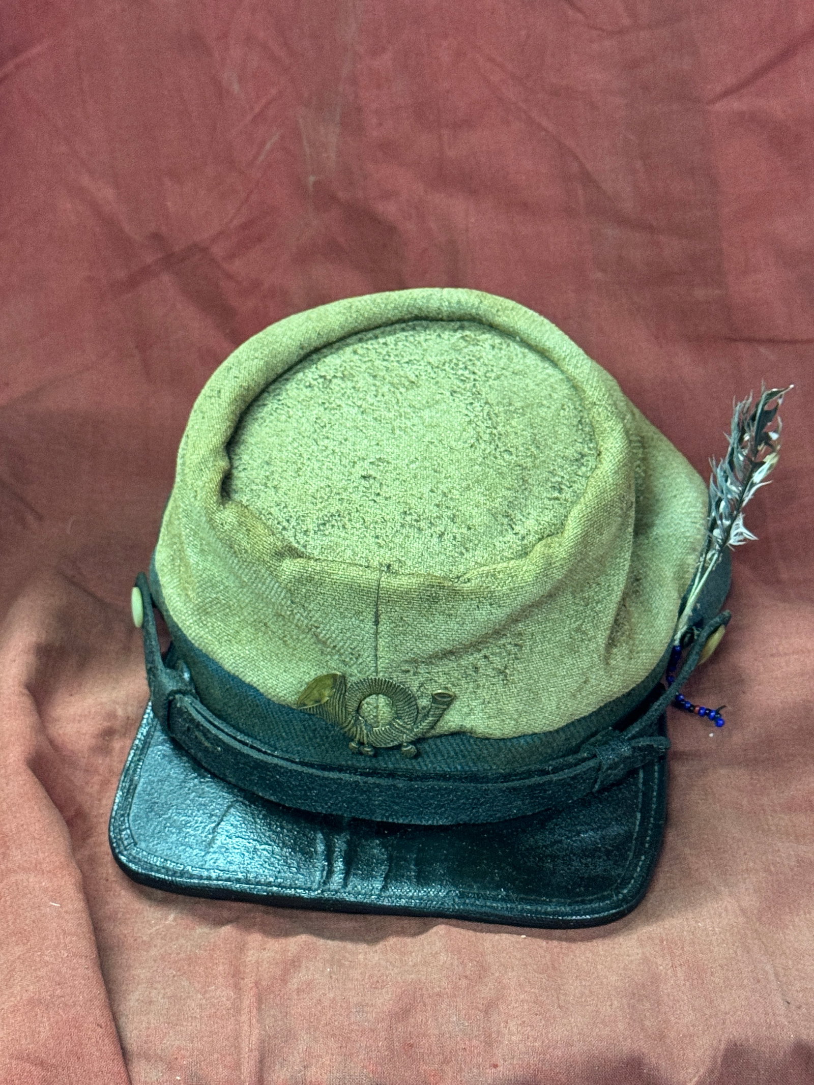 SCARCE CIVIL WAR CONFEDERATE INFANTRY OFFICER KEPI HAT CAP: SCARCE CIVIL WAR CONFEDERATE INFANTRY OFFICER KEPI HAT CAP. AN ULTRA RARE FIND. WAS USED DURING THE CIVIL WAR AS WELL AS AFTER THE WAR IN REUNIONS DUE TO THE FACT THAT IT HAS AN OLD FEATHER ATTACHED T