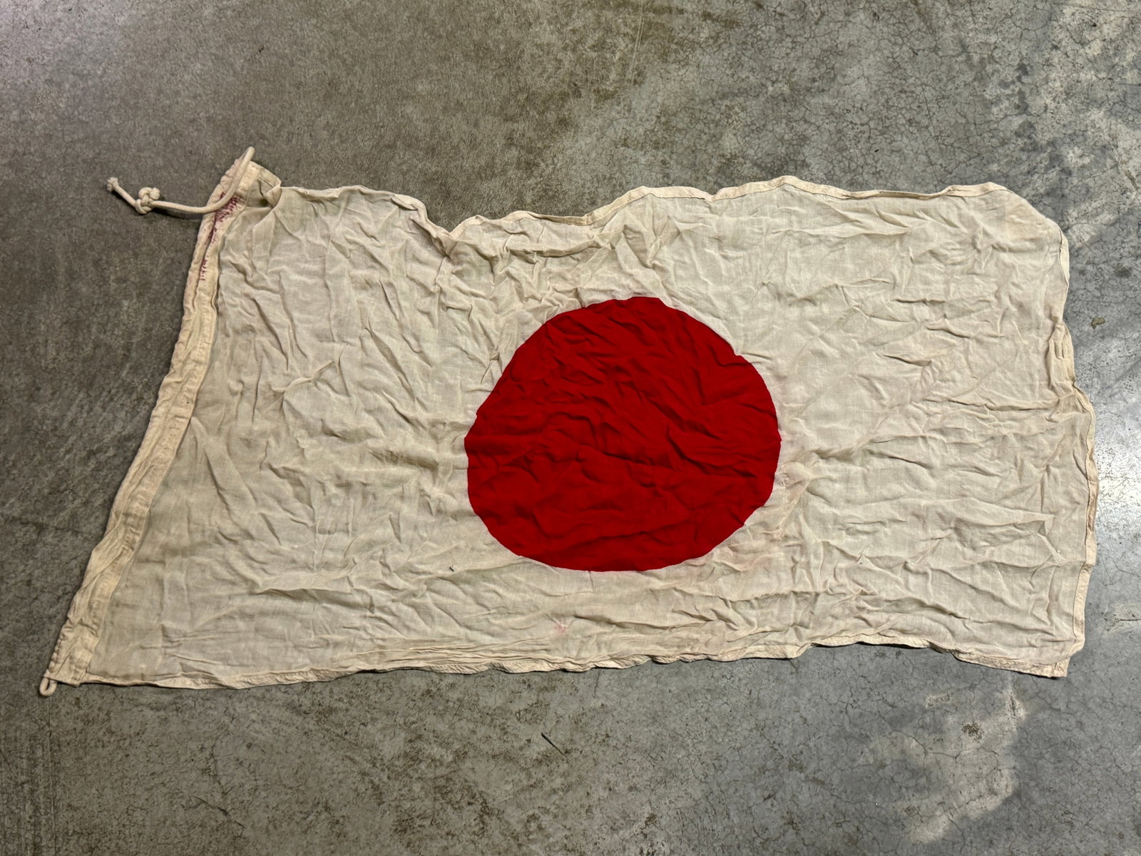 ULTRA RARE WW2 JAPANESE SIGNED FLAG: ULTRA RARE WW2 JAPANESE SIGNED FLAG. A VERY RARE FIND. SIGNED ON THE SIDE - VIEW PICTURES. HAS A GREAT LOOK TO IT WITH AN EXCELLENT OVERALL EYE APPEAL. PLEASE VIEW ALL DETAILED PICTURES. A RARE EXAMPL