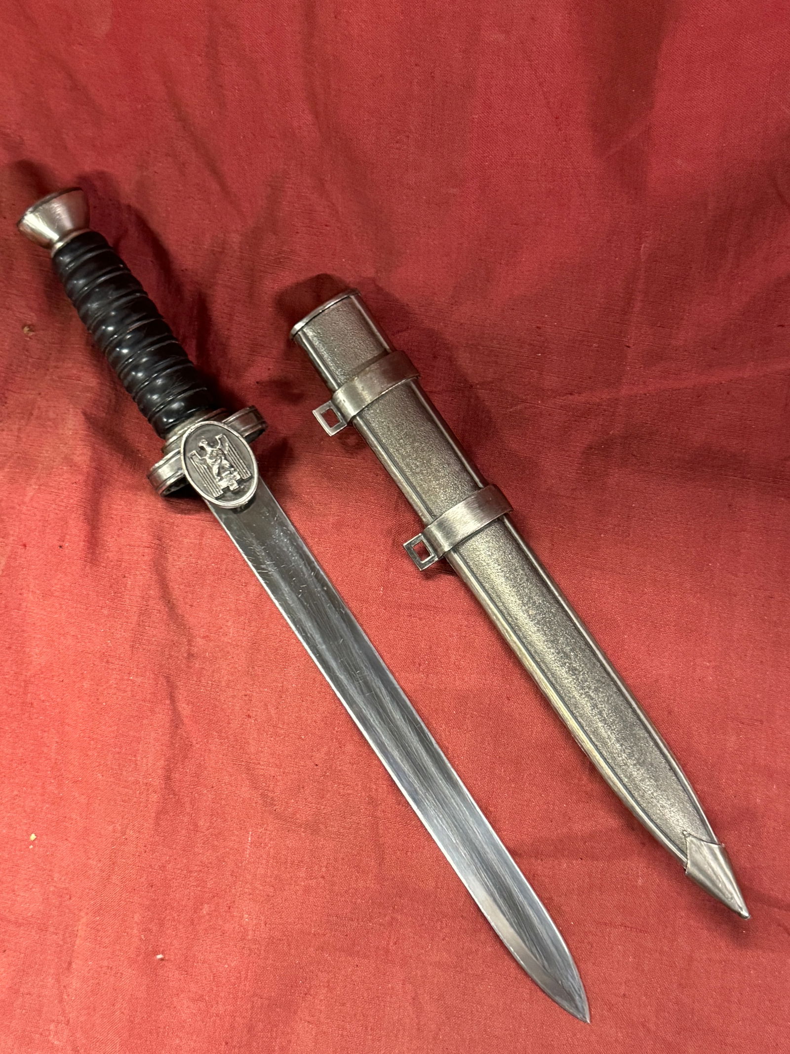 RARE WW2 GERMAN MEDICAL DOCTORS DAGGER WITH SHEATH: RARE WW2 GERMAN MEDICAL DOCTORS DAGGER WITH SHEATH. A SCARCE EXAMPLE. SHOWS GOOD WEAR AND USE WITH A BEAUTIFUL OVERALL PATINA. PLEASE VIEW ALL DETAILED PICTURES. A SCARCE EXMAPLE.