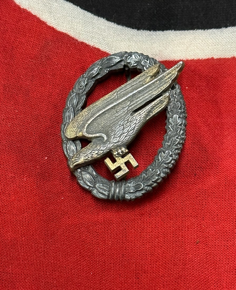 WW2 German Luftwaffe paratrooper badge – Friedrich Linden, Lüdenscheid: WW2 German Luftwaffe paratrooper badge – Friedrich Linden, Lüdenscheid. Zinc wreath with gilded riveted eagle. Remains in very lightly worn condition with most of the gilding still present. Textboo