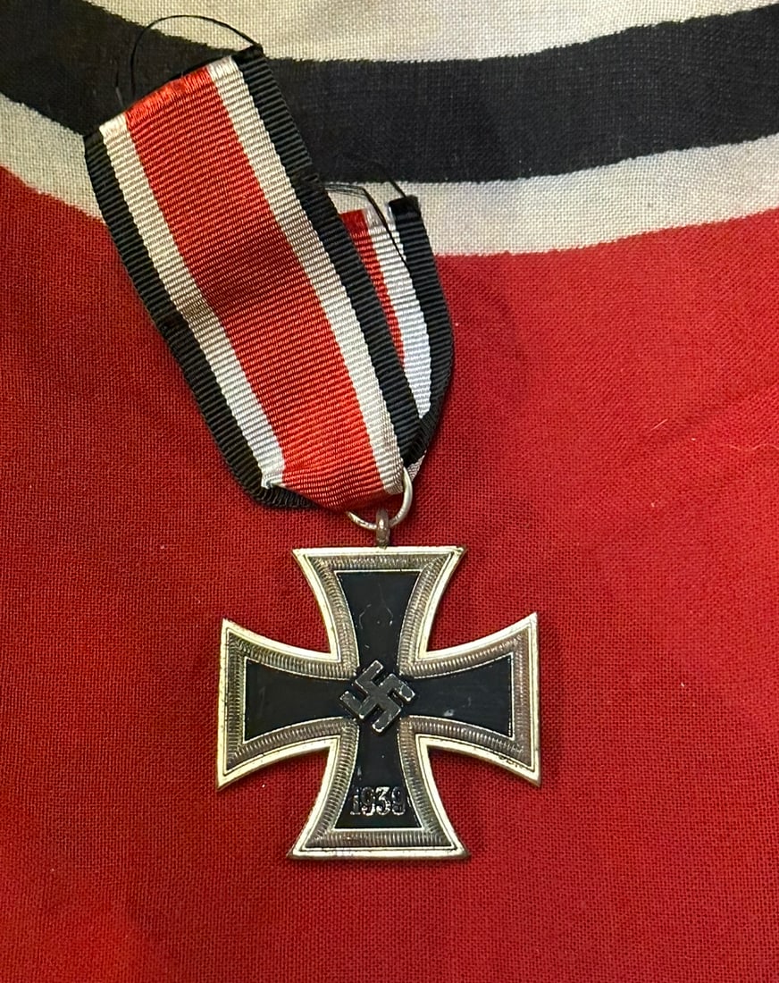 WW2 GERMAN IRON CROSS 1939 EK2 UNMARKED: WW2 GERMAN IRON CROSS 1939 EK2 UNMARKED. Iron Cross 1939 EK2 unmarked with silver frame and nice blackened magnetic iron core complete with long original ribbon. The suspension loop is unmarked and me