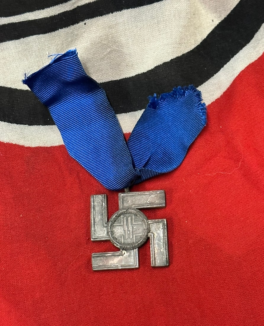 RARE WW2 GERMAN WAFFEN SS 12 YEAR LONG SERVICE AWARD WITH RIBBON: RARE WW2 GERMAN WAFFEN SS 12 YEAR LONG SERVICE AWARD WITH RIBBON. SS-Dienstauszeichnung, II. Klasse für 12 Jahre). Instituted 30 January 1938. (1938-1941 issue). Constructed of silvered bronze, on a 