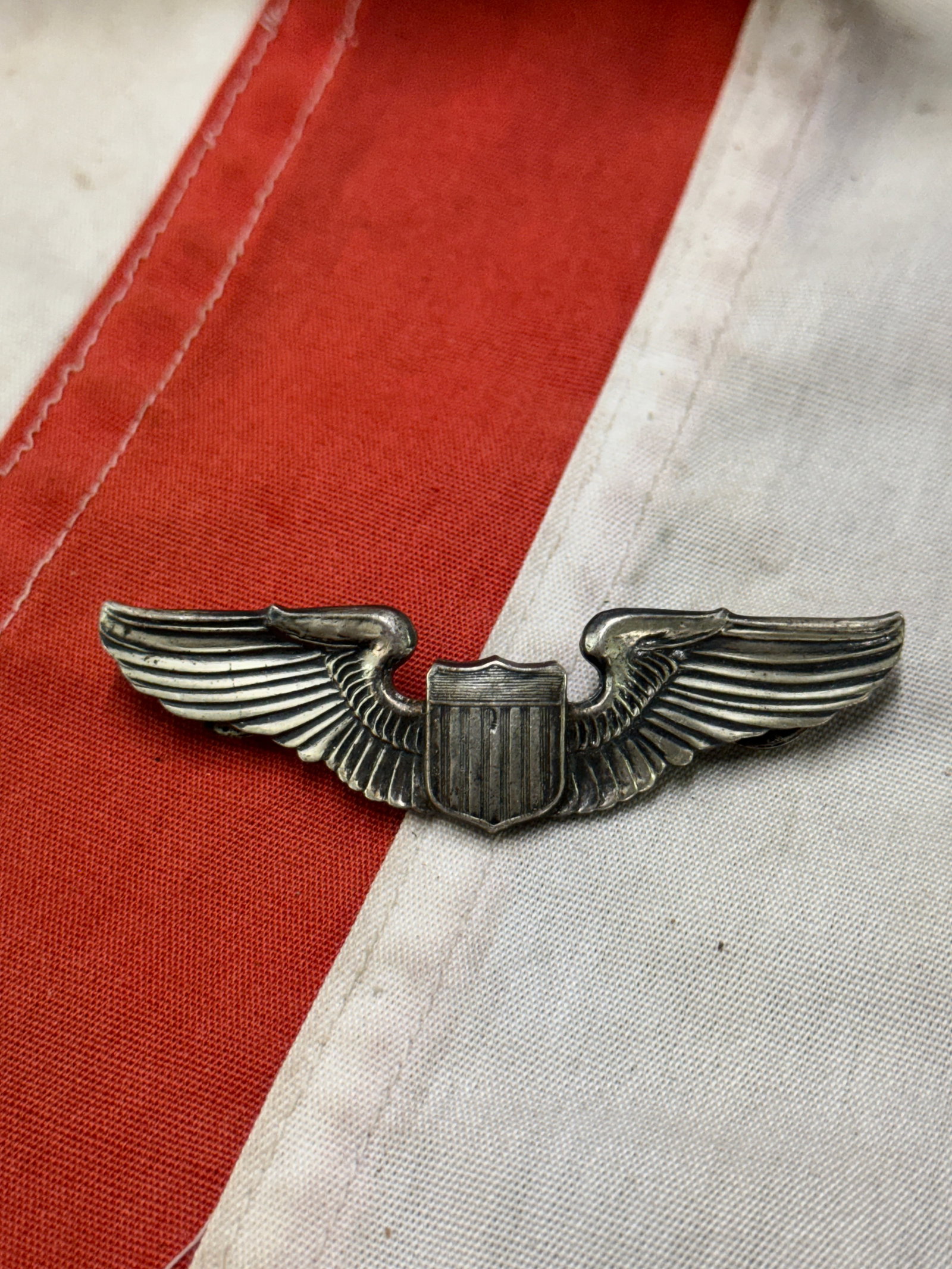 WW2 USAAF PILOT WING IN STERLING SILVER: WW2 USAAF PILOT WING IN STERLING SILVER. A VERY RARE FIND. IT IS IN MINT OVERALL SHAPE AND CONDITION WITH A BEAUTIFUL OVERALL PATINA. HAS A GREAT LOOK TO IT WITH AN EXCELLENT OVERALL EYE APPEAL. A RAR