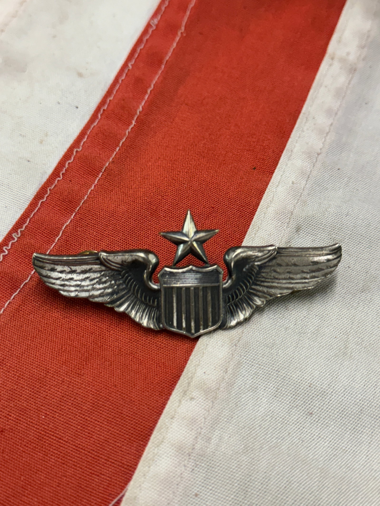 WW2 U.S.A.F. AIRCRAFT PILOT SENIOR STERLING SILVER BADGE: WW2 U.S.A.F. AIRCRAFT PILOT SENIOR STERLING SILVER BADGE. A VERY RARE FIND. IT IS IN MINT OVERALL SHAPE AND CONDITION WITH A BEAUTIFUL OVERALL PATINA. HAS A GREAT LOOK TO IT WITH AN EXCELLENT OVERALL 