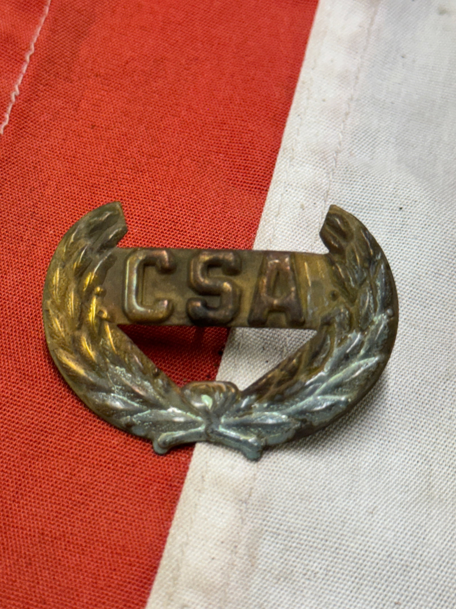 RARE CIVIL WAR CONFEDERATE CSA WITH WREATH HEADGEAR BADGE INSIGNIA: RARE CIVIL WAR CONFEDERATE CSA WITH WREATH HEADGEAR BADGE INSIGNIA. A VERY RARE FIND. IT IS IN MINT OVERALL SHAPE AND CONDITION WITH A BEAUTIFUL OVERALL PATINA. HAS A GREAT LOOK TO IT WITH AN EXCELLEN