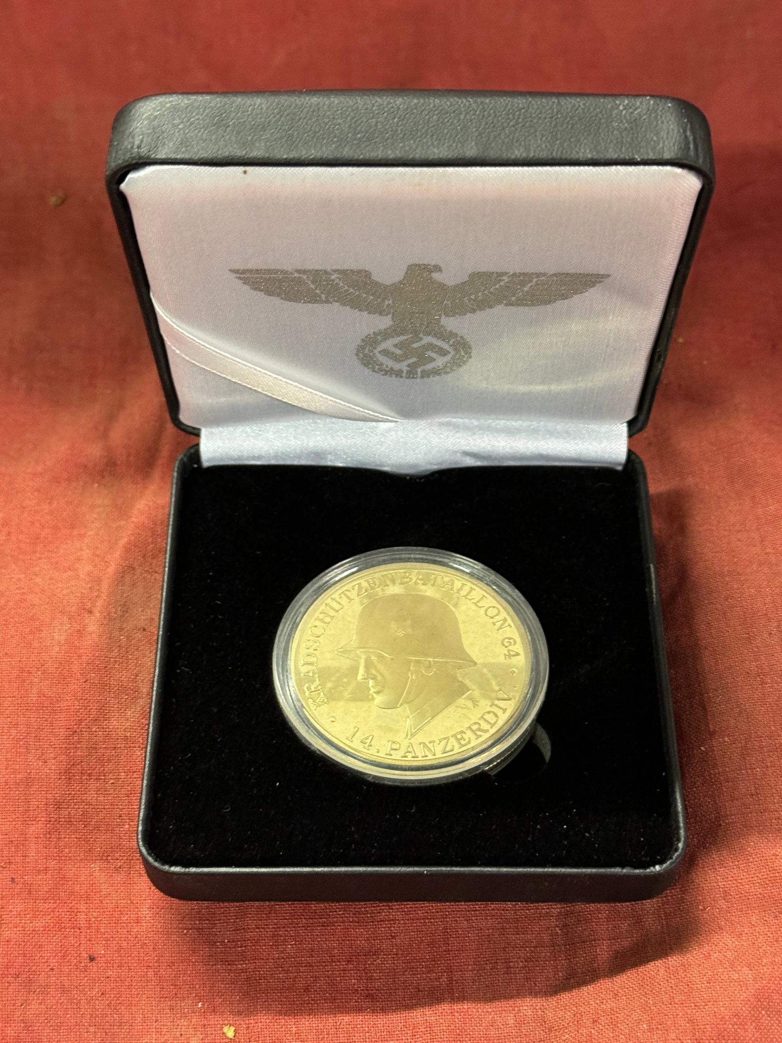 RARE WW2 GERMAN PANZER DIVISON GOLD G.P. MEDAL WITH ORIGINAL BOX: RARE WW2 GERMAN PANZER DIVISON GOLD G.P. MEDAL WITH ORIGINAL BOX. A RARE FIND. WELL PRESERVED. IT IS IN MINT CONDITION. PLEASE VIEW ALL DETAILED PICTURES.