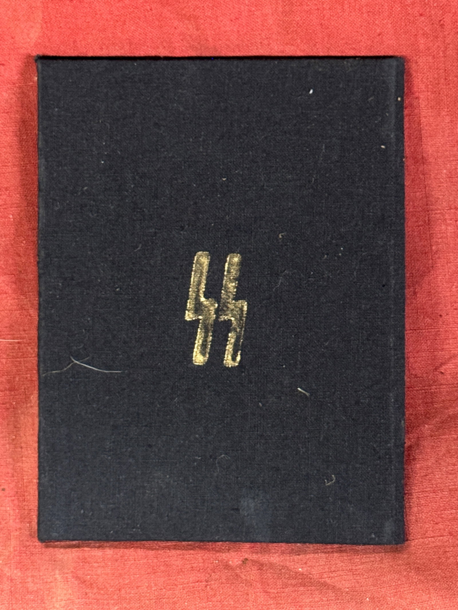 WW2 GERMAN AUSWEIS ID OF AN SS-MAN WITH HIMMLER SIGNATURE: WW2 GERMAN AUSWEIS ID OF AN SS-MAN ISSUED IN 1941. A VERY RARE FIND. HAS A SIGNED SIGNATURE OF HIMMLER. SHOWS GOOD WEAR AND USE WITH A BEAUTIFUL OVERALL PATINA. PLEASE VIEW ALL DETAILED PICTURES. A SC