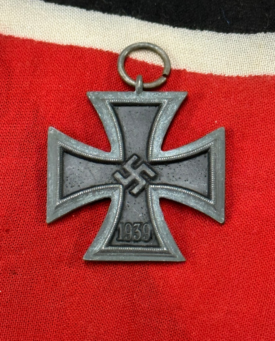 RARE WW2 GERMAN 2ND IRON CROSS: RARE WW2 GERMAN 2ND IRON CROSS. A RARE FIND. SHOWS GOOD WEAR AND USE WITH A BEAUTIFUL OVERALL PATINA. PLEASE VIEW ALL DETAILED PICTURES. A SCARCE EXAMPLE.