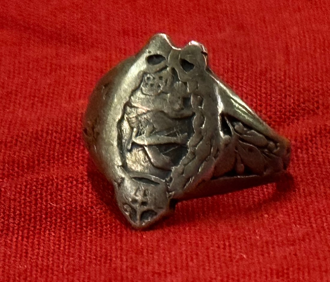 RARE WW1 GERMAN PRUSSIAN GLIDER CORPS SILVER RING: RARE WW1 GERMAN PRUSSIAN GLIDER CORPS SILVER RING. A RARE FIND. SHOWS GOOD WEAR AND USE WITH A BEAUTIFUL OVERALL PATINA. PLEASE VIEW ALL DETAILED PICTURES. A SCARCE EXAMPLE.