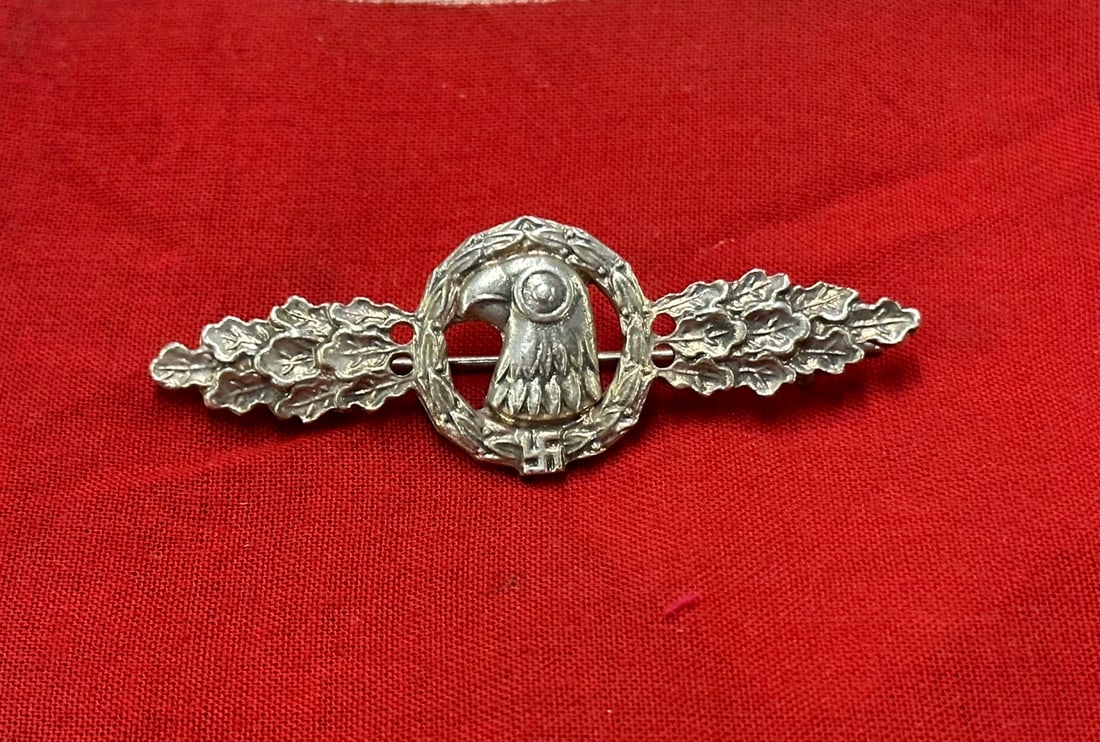WW2 German Badge Luftwaffe Reconnaissance Clasp - in Silver: WW2 German Badge Luftwaffe Reconnaissance Clasp - in Silver. Shows good wear and use with a beautiful overall patina. Please view all detailed pictures. A scarce example.