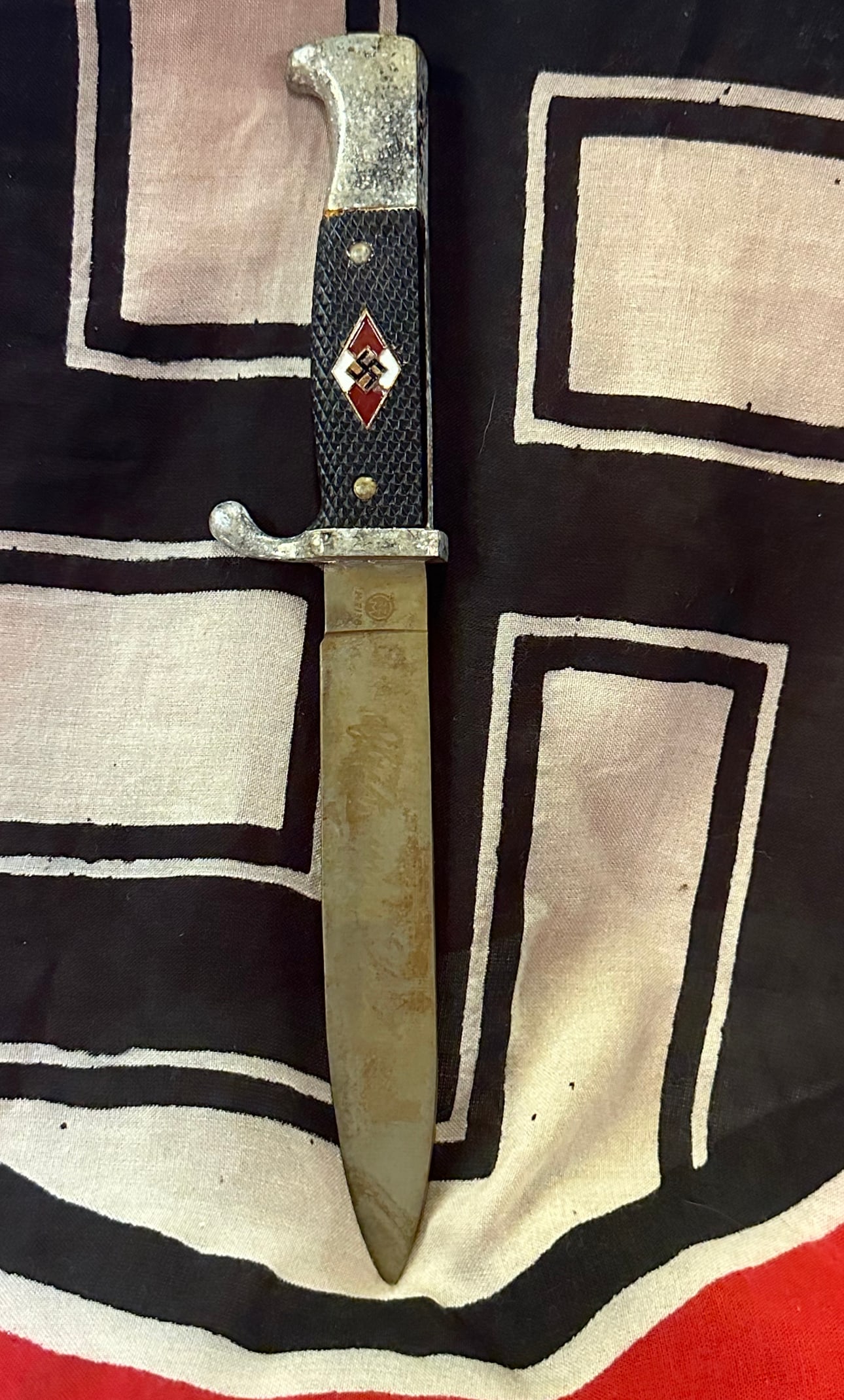 RARE WW2 GERMAN HITLER YOUTH "BLUT UND EHRE!" DAGGER MARKED RZM M7/38: RARE WW2 GERMAN HITLER YOUTH "BLUT UND EHRE!" DAGGER MARKED RZM M7/38. A VERY RARE FIND THAT IS IN MINT OVERALL SHAPE AND CONDITION WITH A BEAUTIFUL OVERALL PATINA. SHOWS GOOD WEAR AND USE. ENGRAVED B