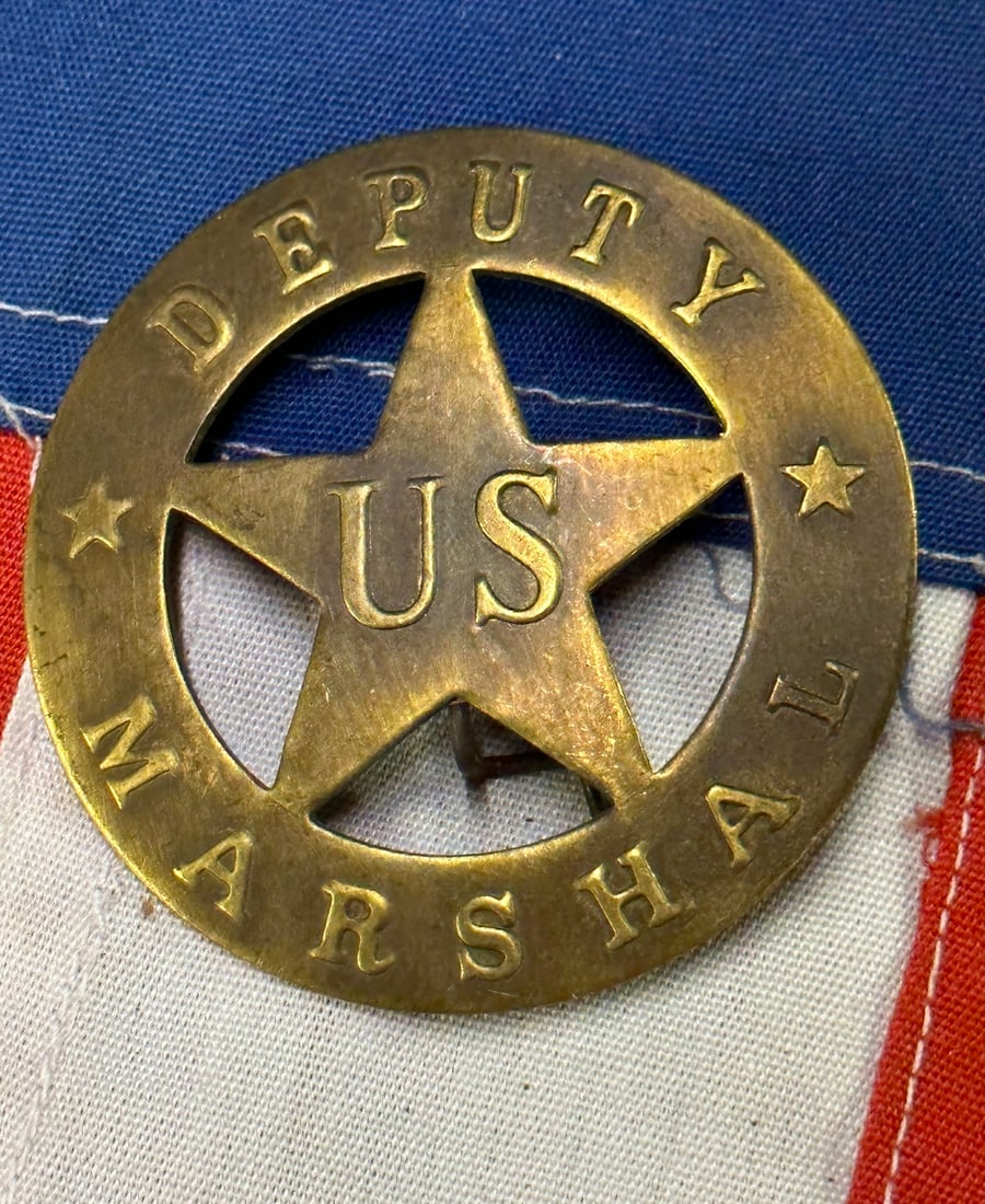 1800'S DEPUTY US MARSHAL POLICE BADGE: 1800'S DEPUTY US MARSHAL POLICE BADGE. A VERY RARE FIND. IT IS IN MINT OVERALL SHAPE AND CONDITION WITH A BEAUTIFUL OVERALL PATINA. HAS A GREAT LOOK TO IT WITH AN EXCELLENT OVERALL EYE APPEAL. A RARE 