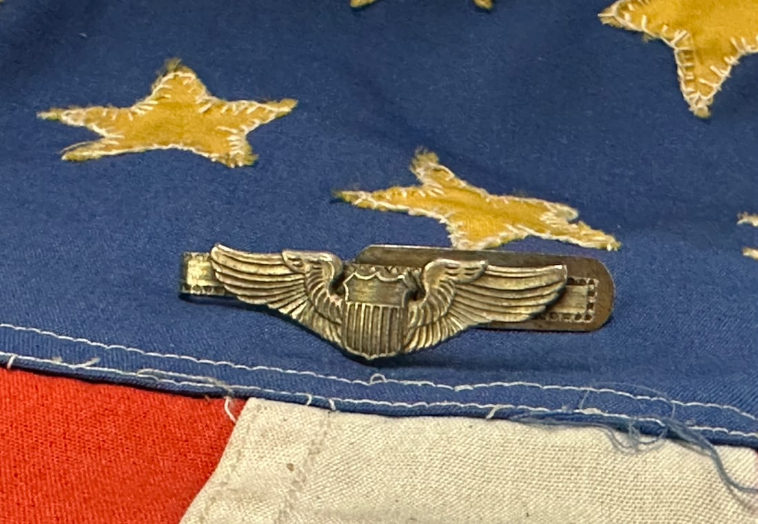 RARE WW2 US PILOTS TIP PIN CLASP: RARE WW2 US PILOTS TIP PIN CLASP. A VERY RARE FIND. IT IS IN MINT OVERALL SHAPE AND CONDITION WITH A BEAUTIFUL OVERALL PATINA. HAS A GREAT LOOK TO IT WITH AN EXCELLENT OVERALL EYE APPEAL. A RARE FIND 