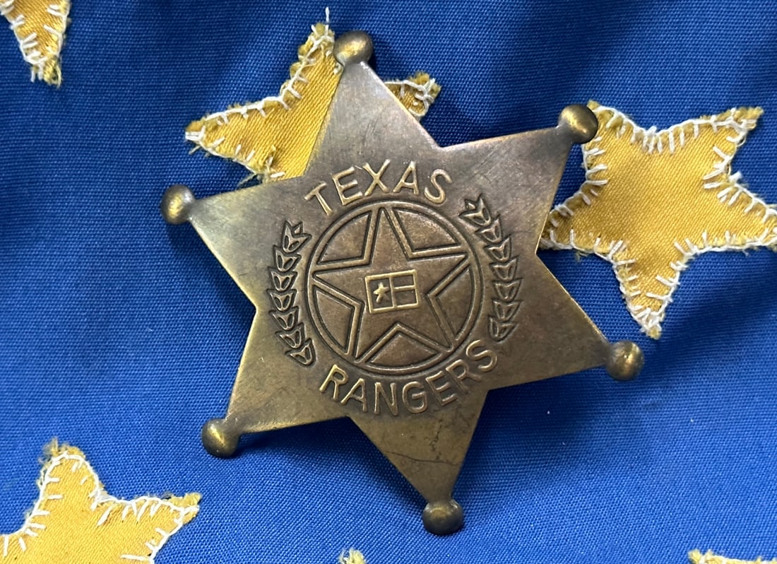 1800'S TEXAS RANGERS POLICE BADGE: 1800'S TEXAS RANGERS POLICE BADGE. IT IS IN MINT OVERALL SHAPE AND CONDITION WITH A BEAUTIFUL OVERALL PATINA. HAS A GREAT LOOK TO IT WITH AN EXCELLENT OVERALL EYE APPEAL. A RARE FIND AND AN EXCELLENT 