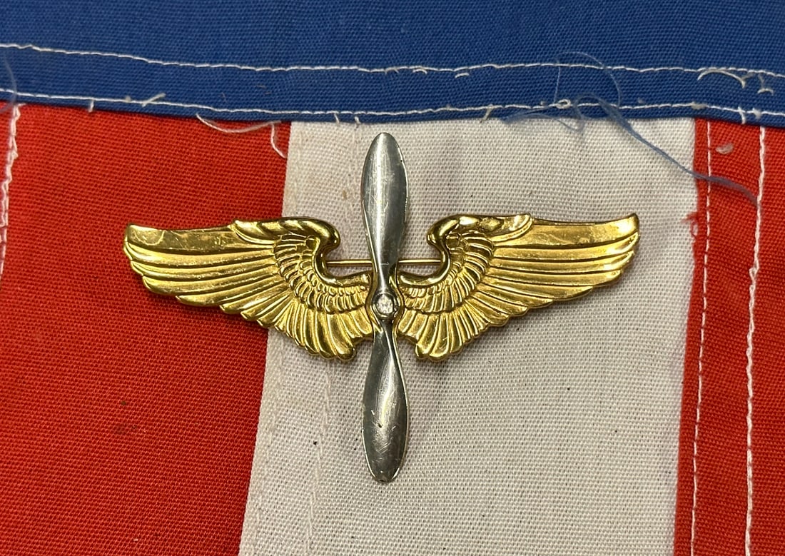 WW2 US ARMY AIR FORCE PILOTS BROOCH PIN IN STERLING: WW2 US ARMY AIR FORCE PILOTS BROOCH PIN IN STERLING. A VERY RARE FIND. IT IS IN MINT OVERALL SHAPE AND CONDITION WITH A BEAUTIFUL OVERALL PATINA. HAS A GREAT LOOK TO IT WITH AN EXCELLENT OVERALL EYE A
