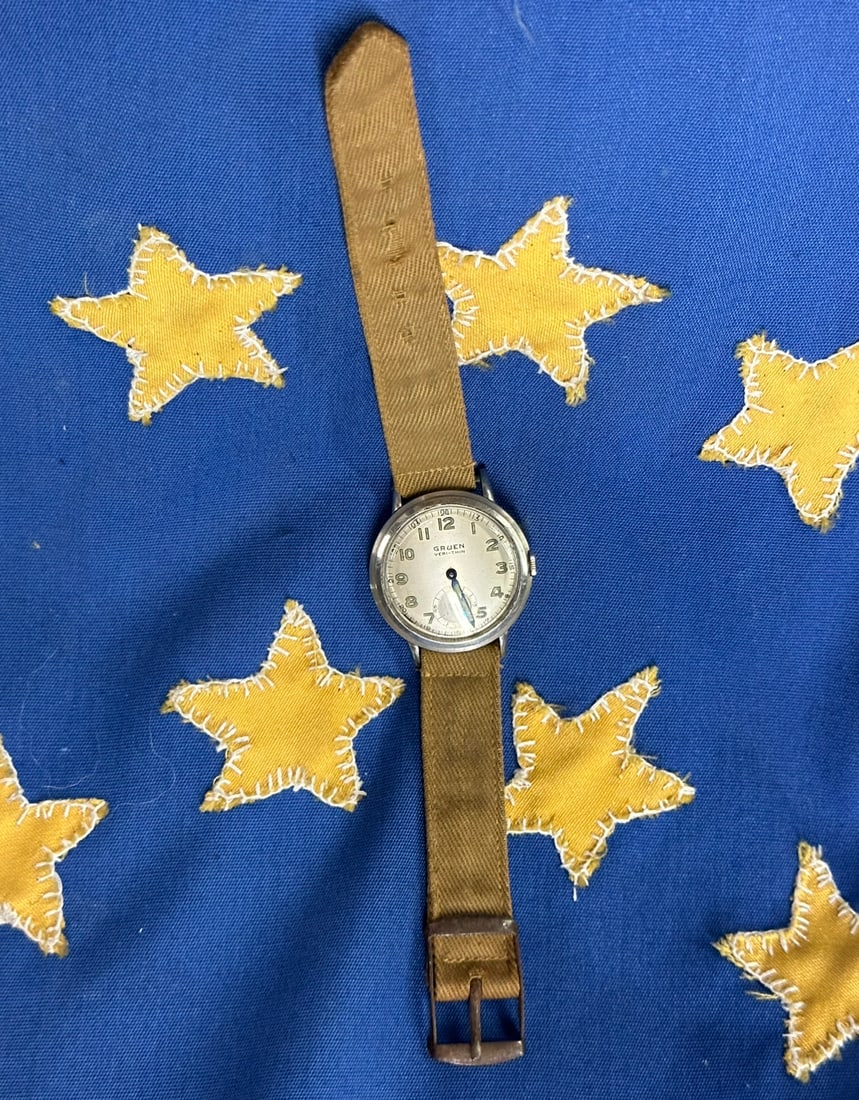 RARE WW2 GRUEN MILITARY OFFICER WATCH: RARE WW2 GRUEN MILITARY OFFICER WATCH. A RARE FIND. IN WORKING CONDITION. PLEASE VIEW ALL DETAILED PICTURES. A SCARCE EXAMPLE.