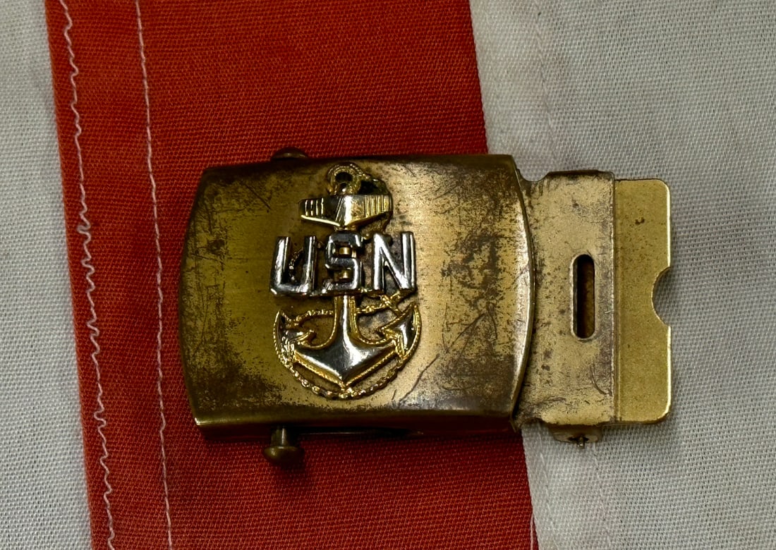 WW2 U.S. NAVY CHIEF PETTY OFFICER BELT BUCKLE: WW2 U.S. NAVY CHIEF PETTY OFFICER BELT BUCKLE. A RARE FIND. SHOWS GOOD WEAR AND USE WITH A BEAUTIFUL OVERALL PATINA. PLEASE VIEW ALL DETAILED PICTURES. A SCARCE EXAMPLE.