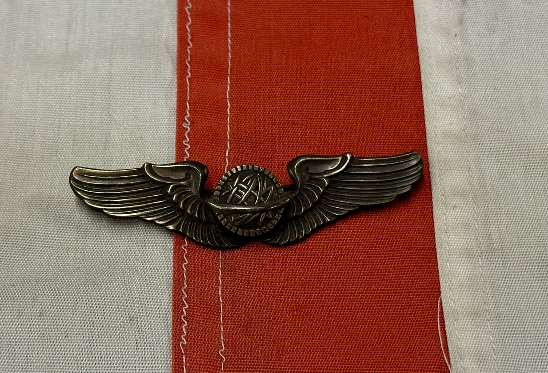 WW2 Army Air Corps NAVIGATOR WING - US AAF WWII, 2 3/4" Wing: WW2 Army Air Corps NAVIGATOR WING - US AAF WWII, 2 3/4" Wing. A VERY RARE FIND. IT IS IN MINT OVERALL SHAPE AND CONDITION WITH A BEAUTIFUL OVERALL PATINA. HAS A GREAT LOOK TO IT WITH AN EXCELLENT OVER