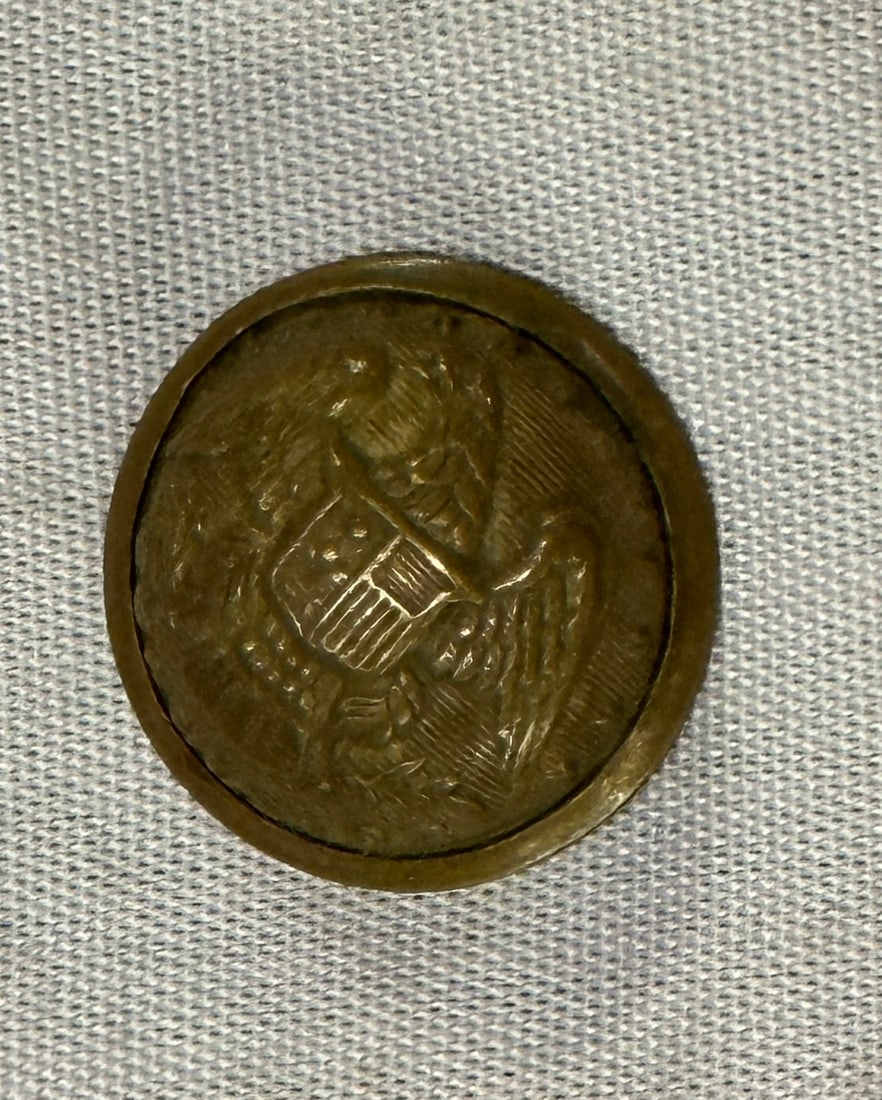 RARE CIVIL WAR CONFEDERATE CSA EAGLE WITH 13 STARS COAT BUTTON: RARE CIVIL WAR CONFEDERATE CSA EAGLE WITH 13 STARS COAT BUTTON. A VERY RARE FIND. IT IS IN MINT OVERALL SHAPE AND CONDITION WITH A BEAUTIFUL OVERALL PATINA. HAS A GREAT LOOK TO IT WITH AN EXCELLENT OV