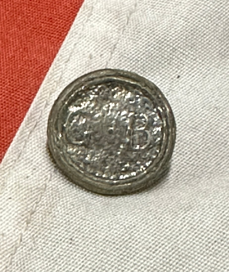 RARE REVOLUTIONARY WAR "G.B." GREAT BRITAIN PEWTER BUTTON: RARE REVOLUTIONARY WAR "G.B." GREAT BRITAIN PEWTER BUTTON. A VERY RARE FIND. IT IS IN MINT OVERALL SHAPE AND CONDITION WITH A BEAUTIFUL OVERALL PATINA. HAS A GREAT LOOK TO IT WITH AN EXCELLENT OVERALL